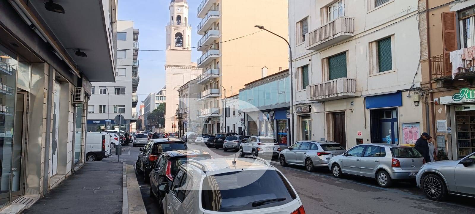 Locale commerciale in vendita a Pescara, Porta Nuova