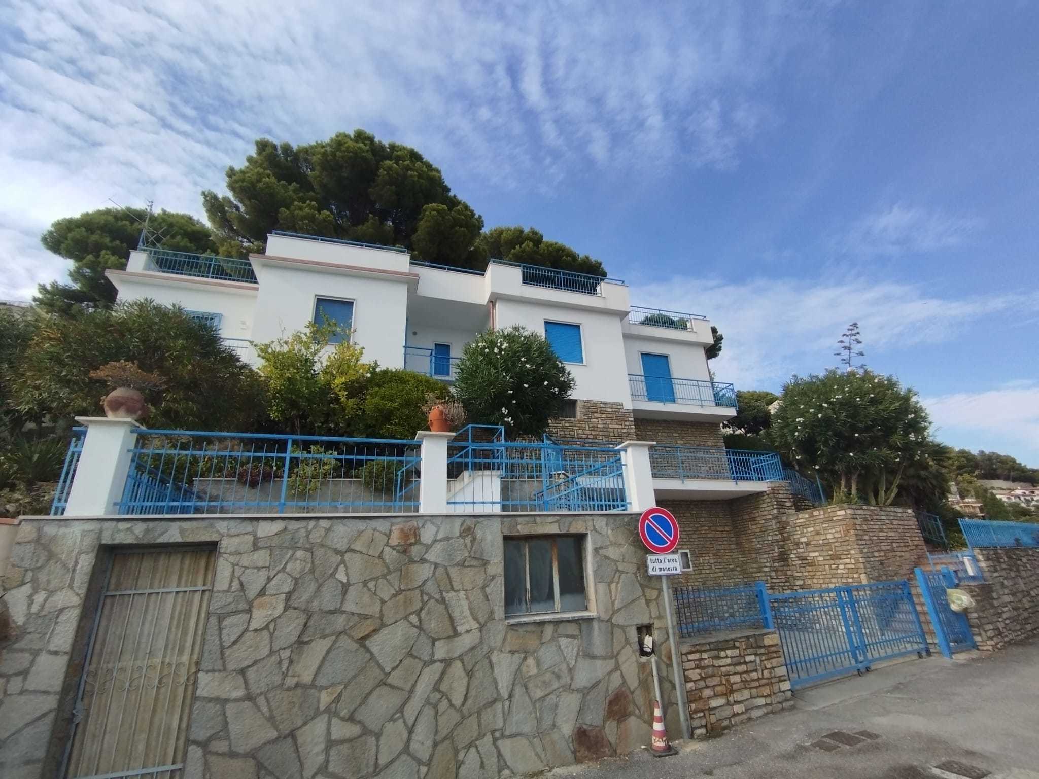 Villa con giardino a Andora