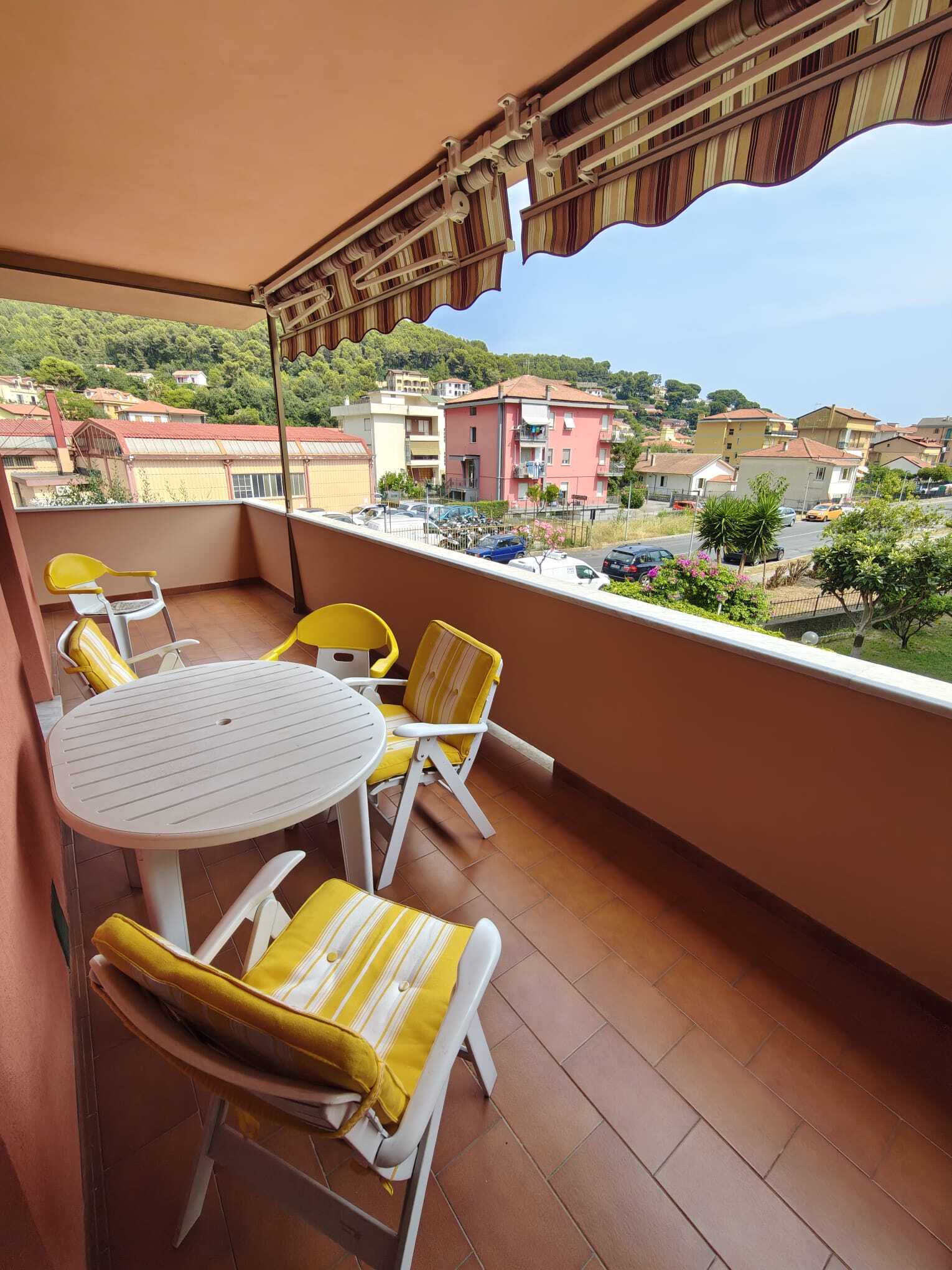 Trilocale con box a Andora