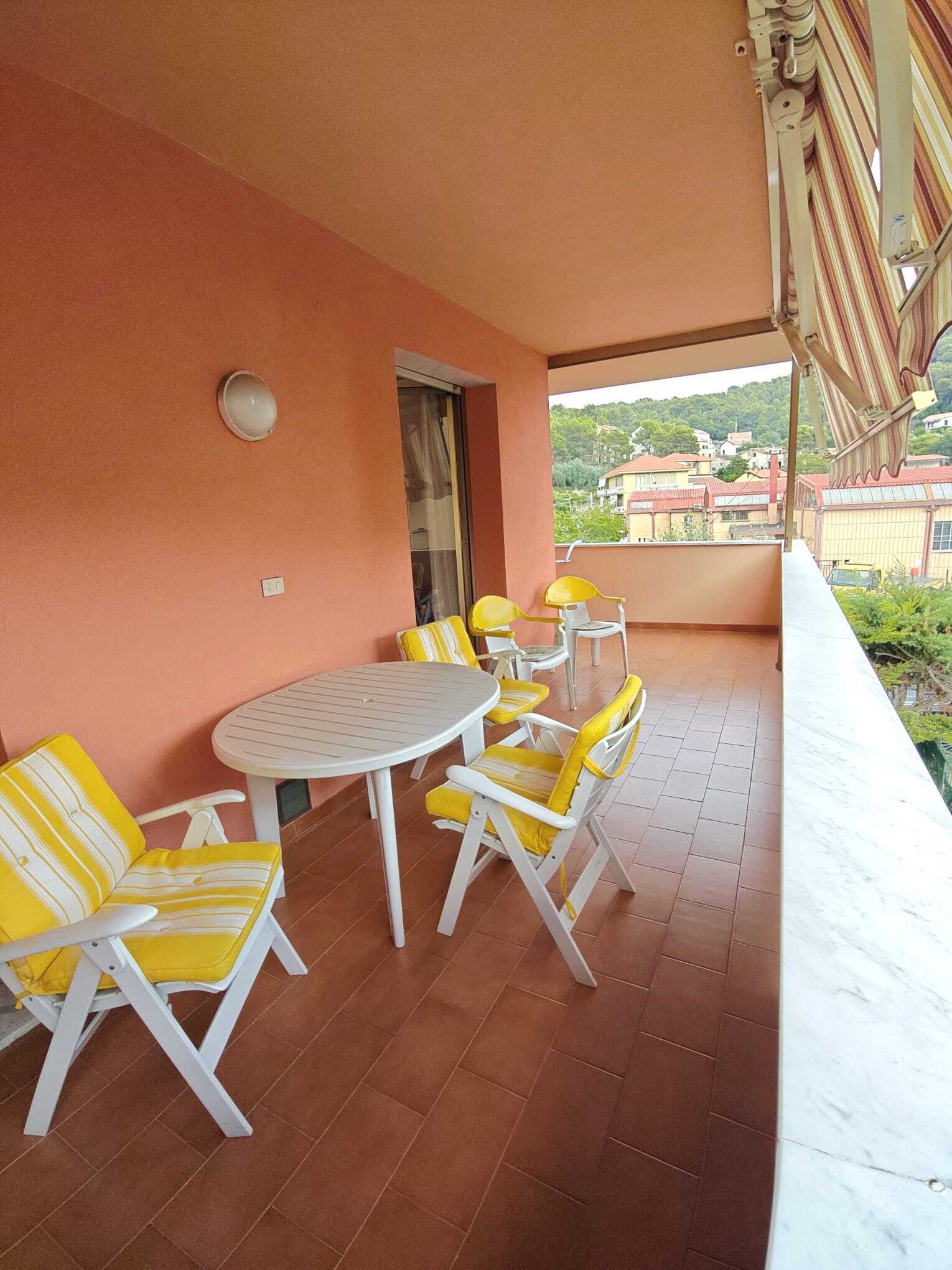 Trilocale con box a Andora