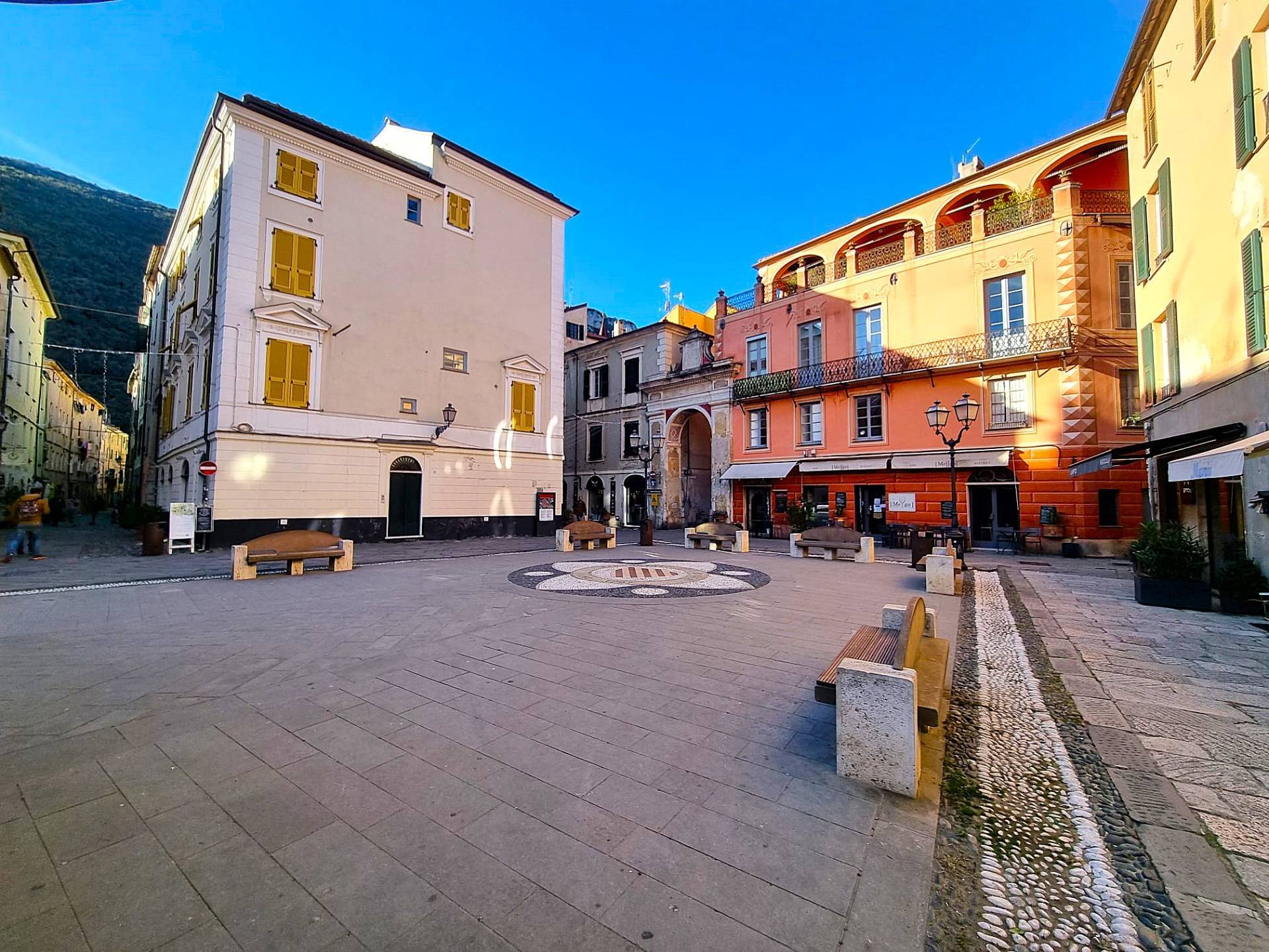 Appartamento in vendita a Finale Ligure, Finalborgo