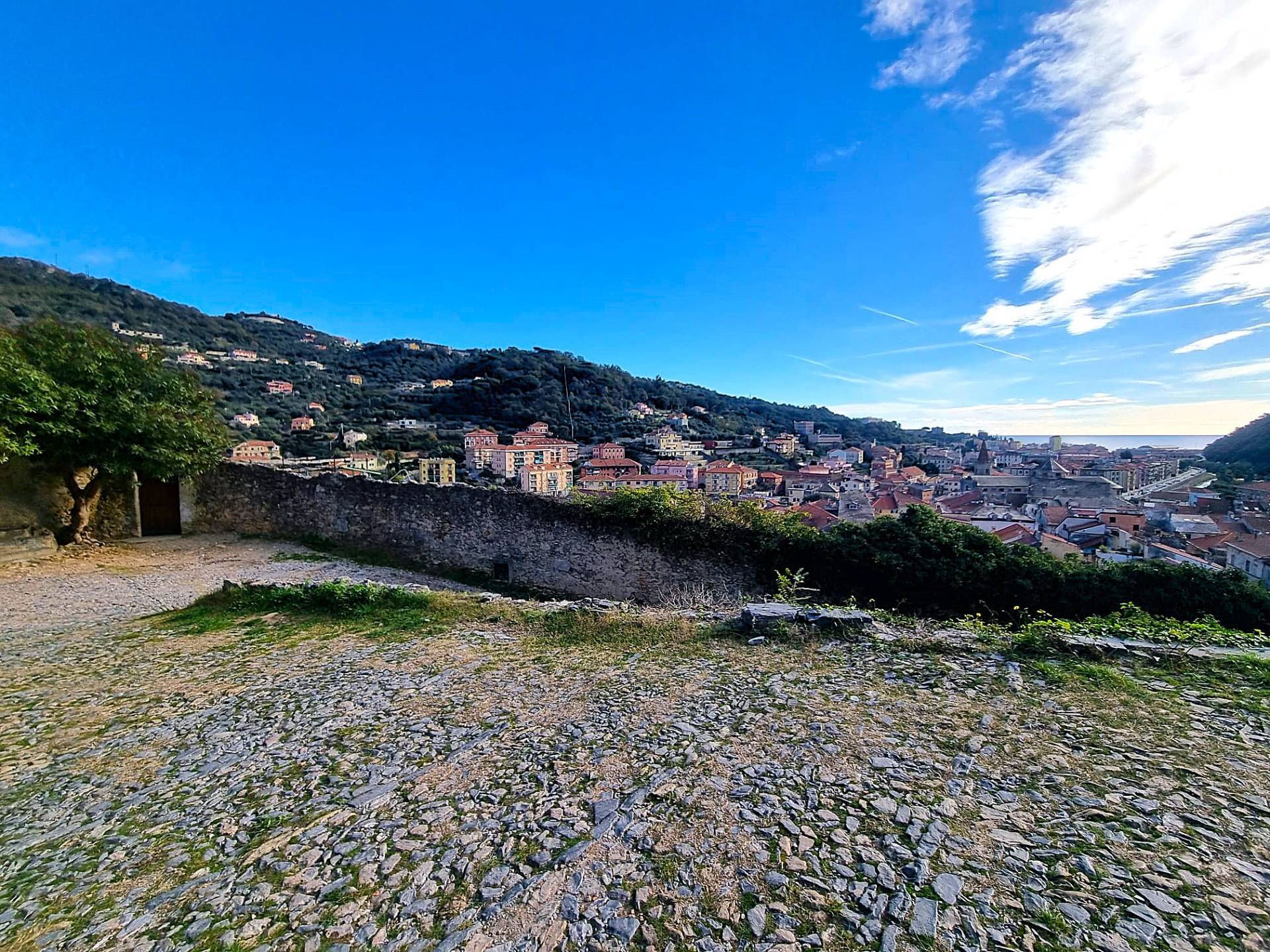 Locale commerciale in vendita a Finale Ligure, Finalborgo