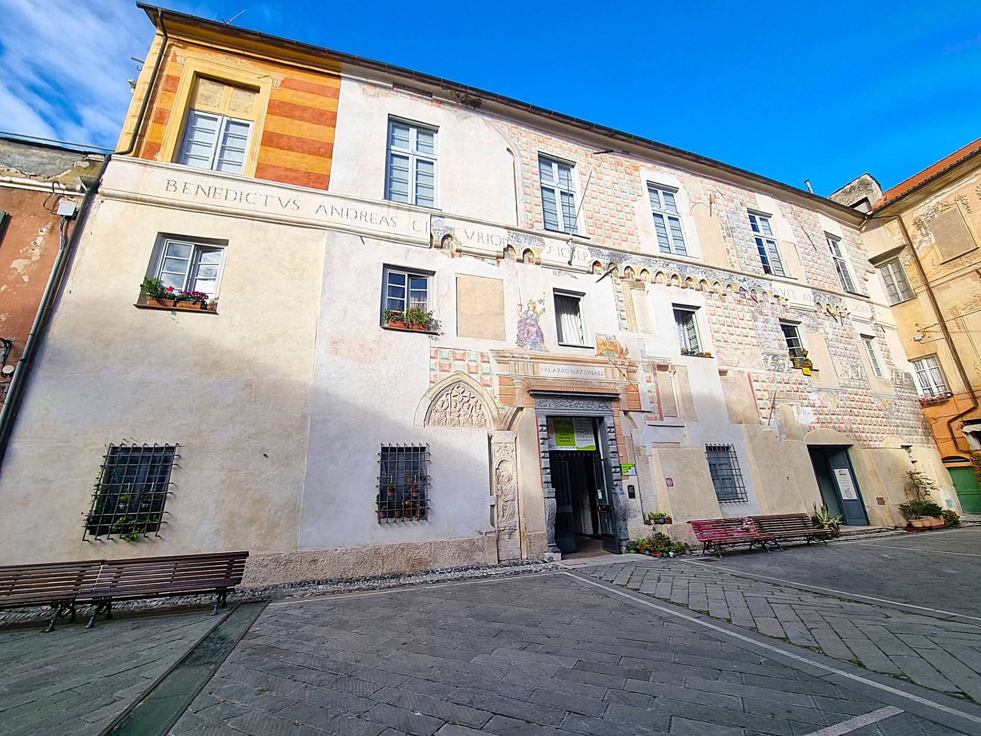Locale commerciale in vendita a Finale Ligure, Finalborgo