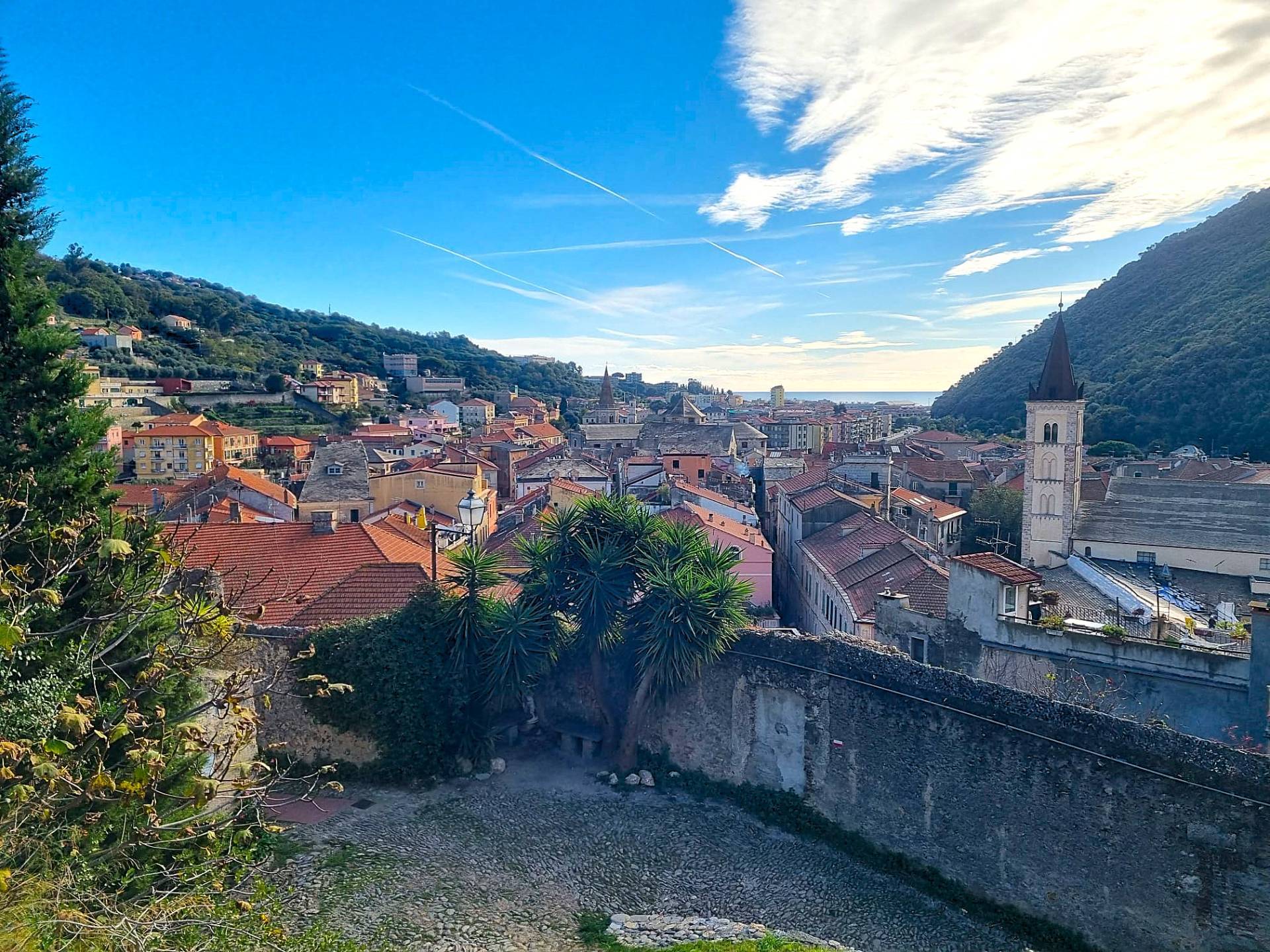 Locale commerciale in vendita a Finale Ligure, Finalborgo