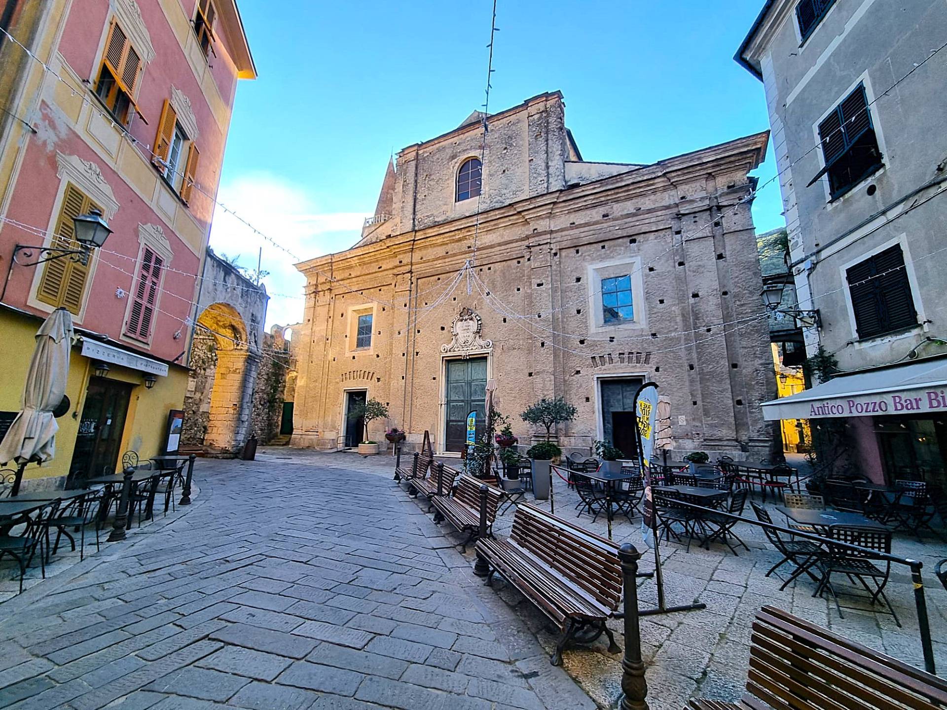 Locale commerciale in vendita a Finale Ligure, Finalborgo