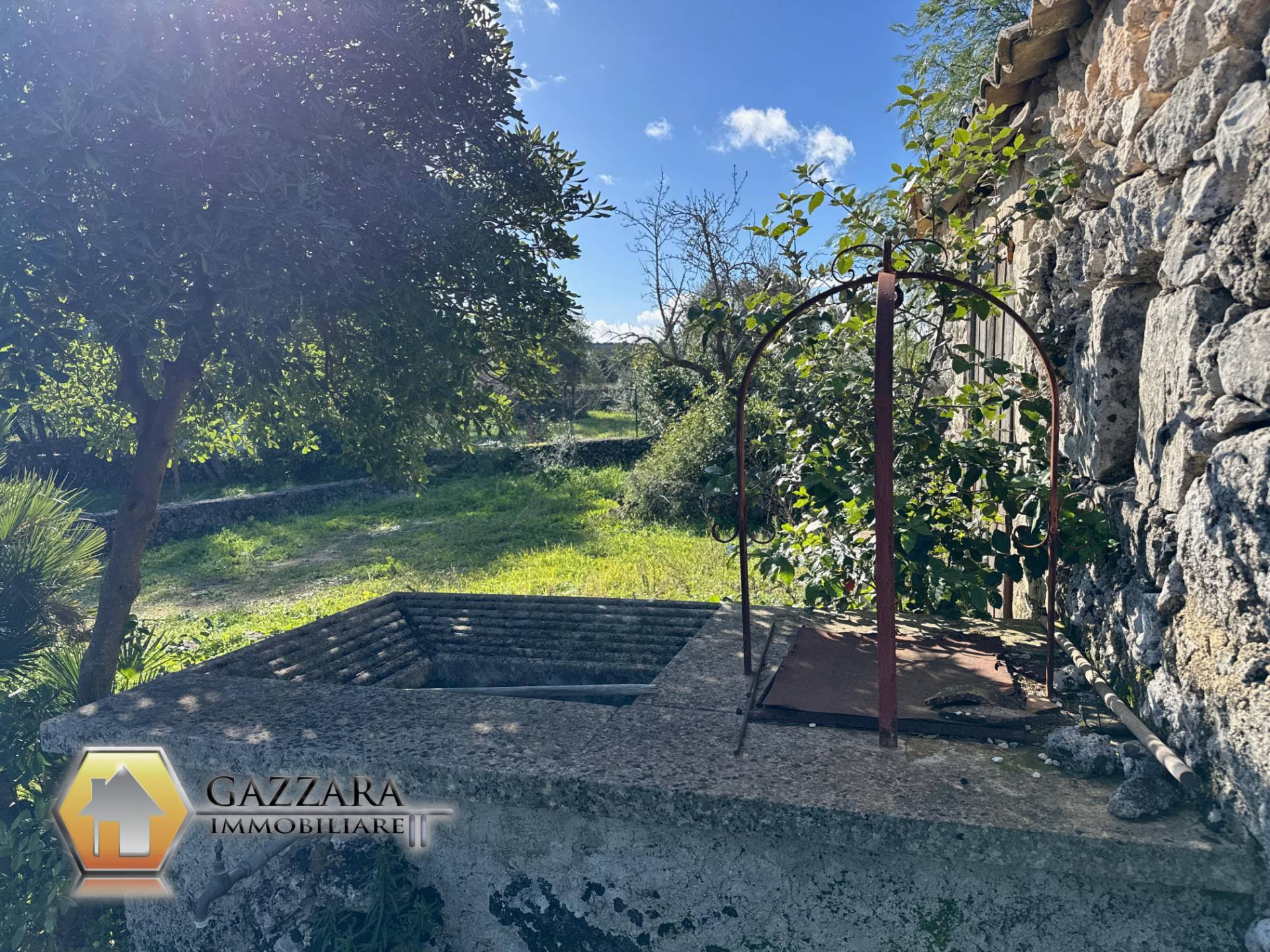 Rustico con terreno in vendita a Canicattini Bagni, C.da Garofalo