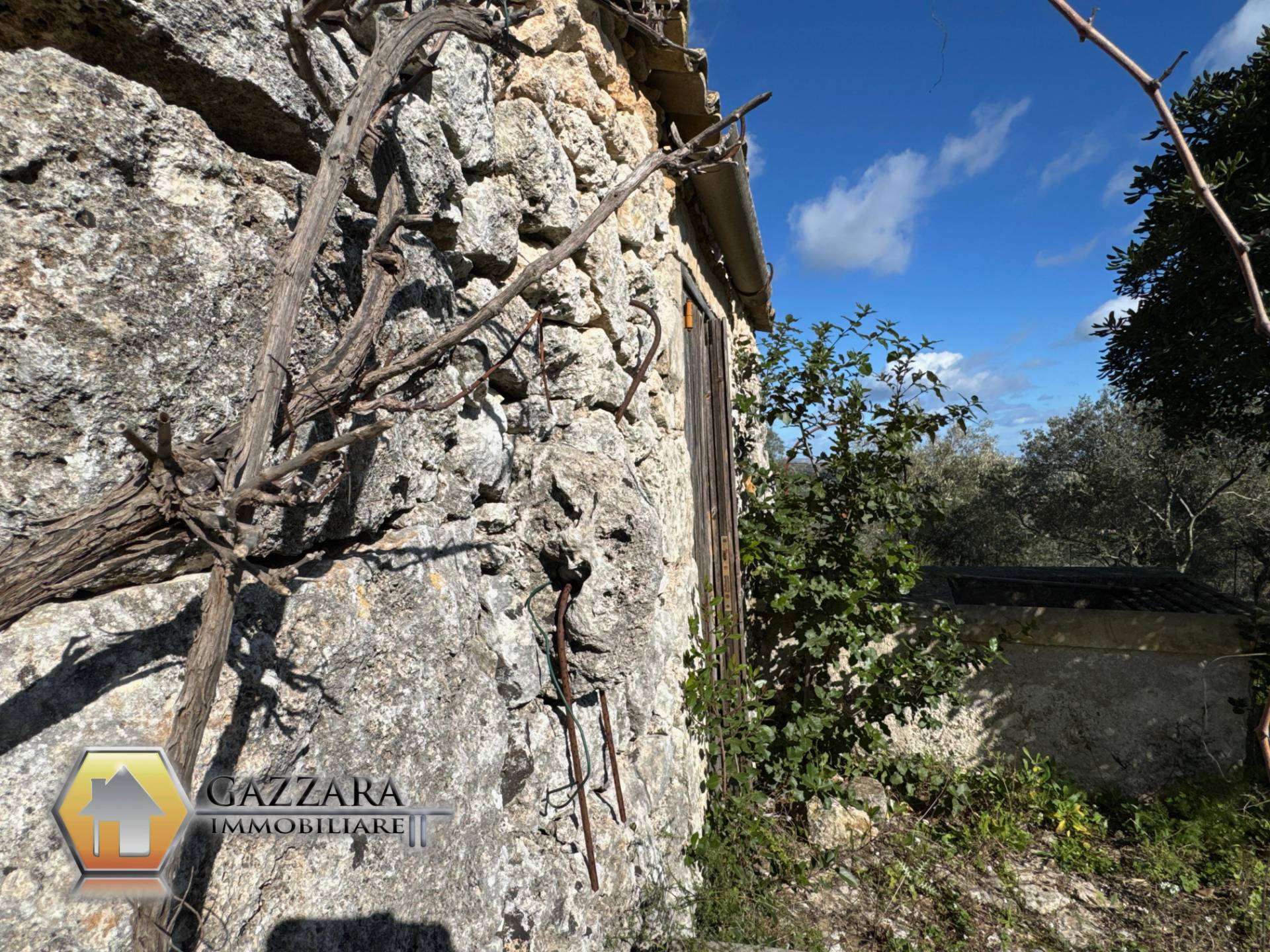 Rustico con terreno in vendita a Canicattini Bagni, C.da Garofalo