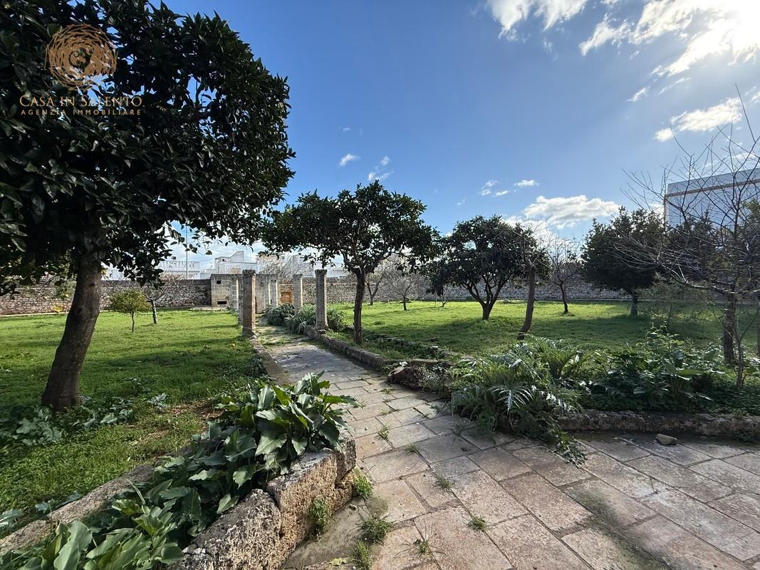 Stabile/Palazzo con giardino a Castrignano del Capo