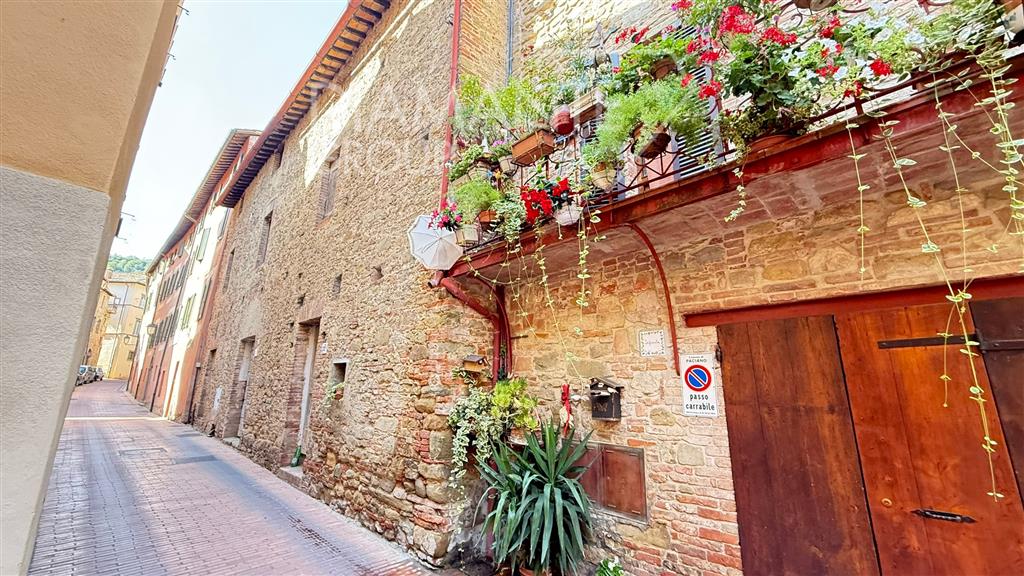 Appartamento da ristrutturare a Paciano