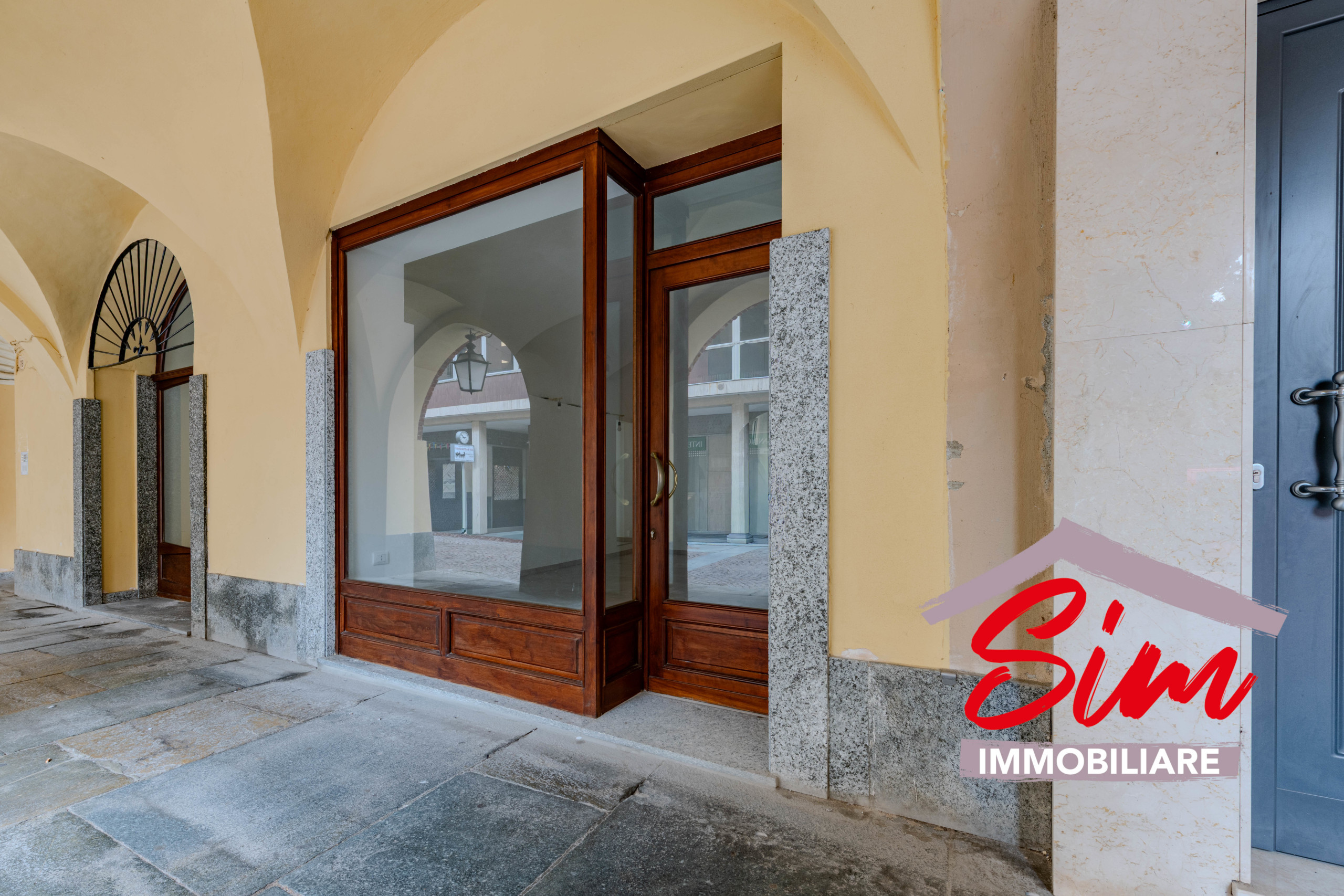 Locale commerciale ristrutturata in corso cavour snc, Trino
