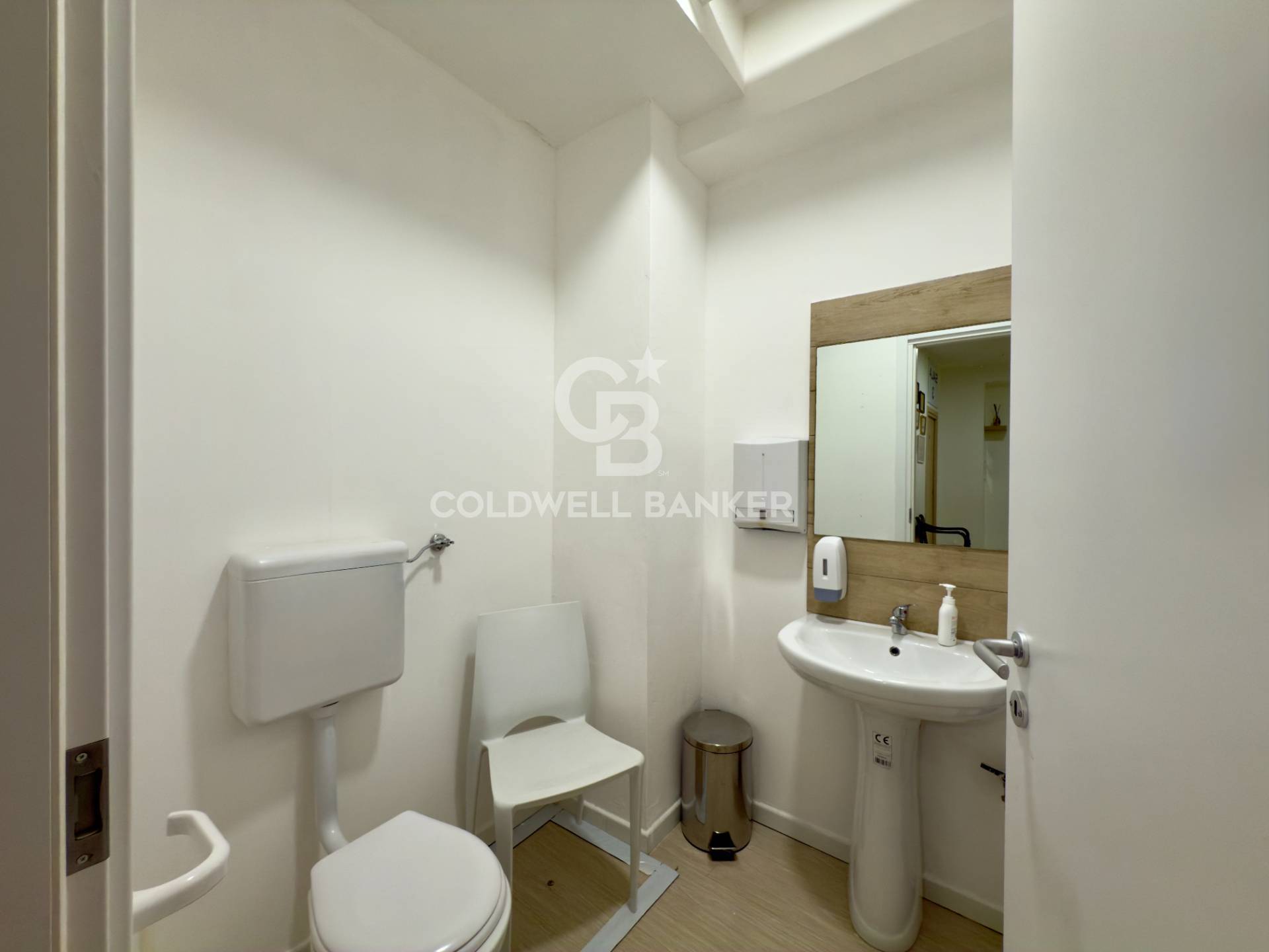 Locale commerciale in vendita a Bari, S. Spirito