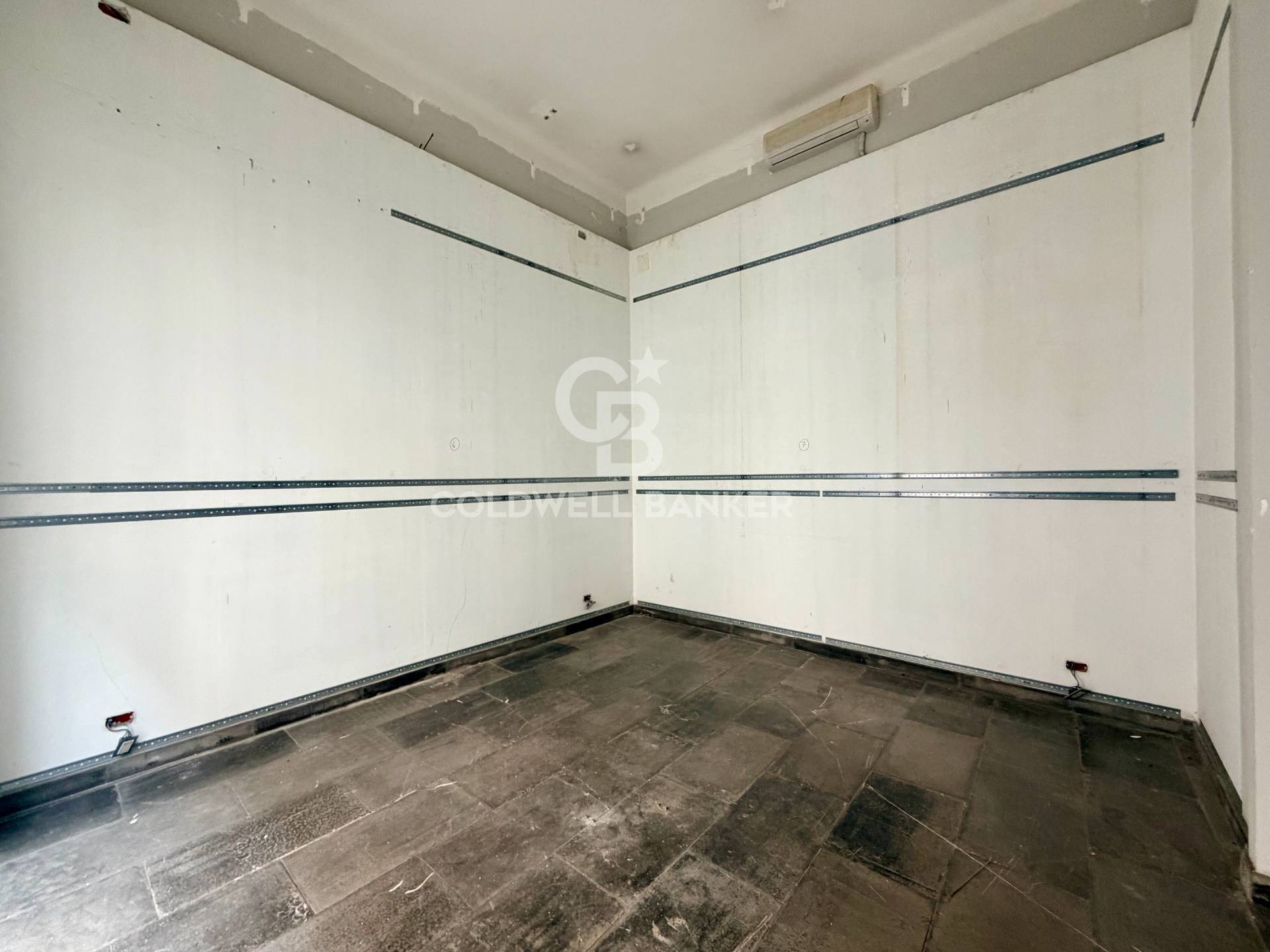 Locale commerciale in affitto a Bari, Murat