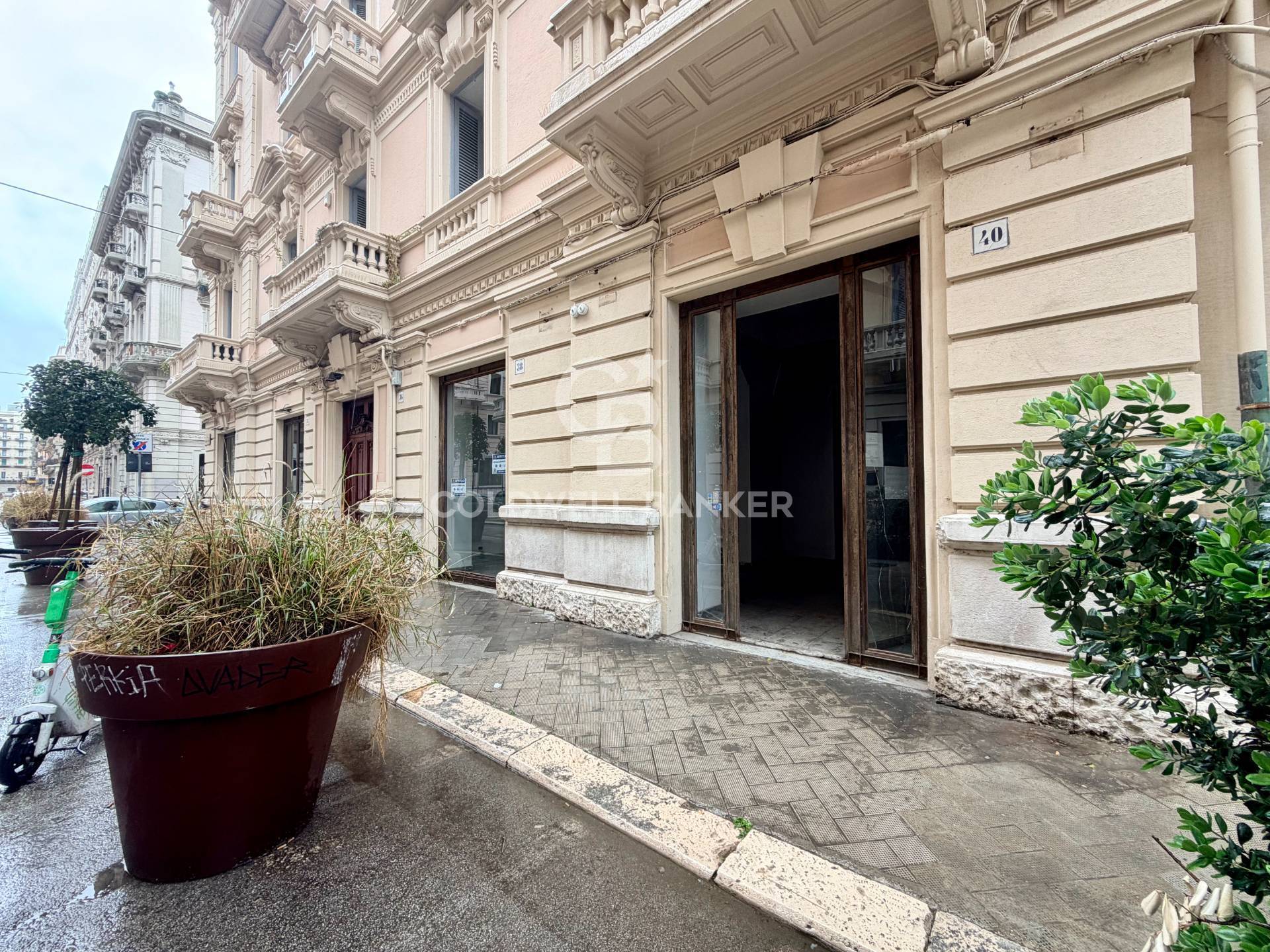 Locale commerciale in affitto a Bari, Murat