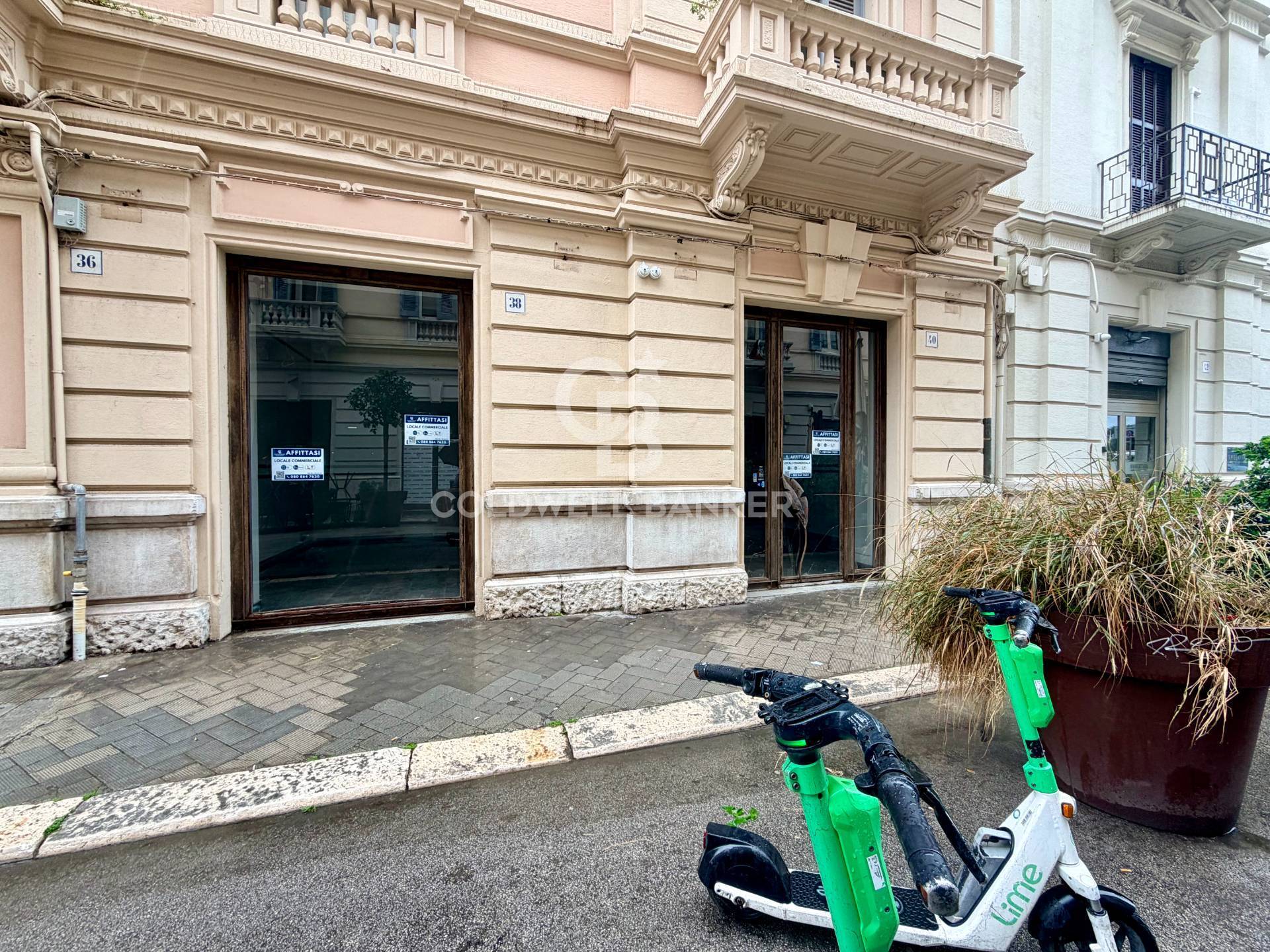 Locale commerciale in affitto a Bari, Murat