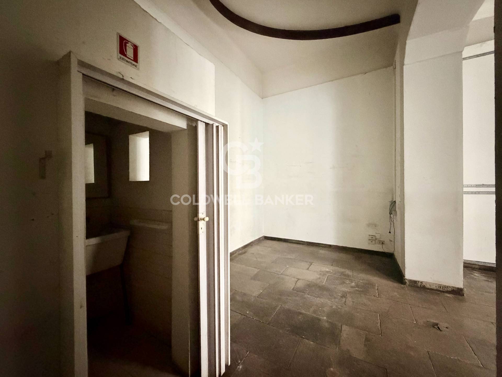 Locale commerciale in affitto a Bari, Murat