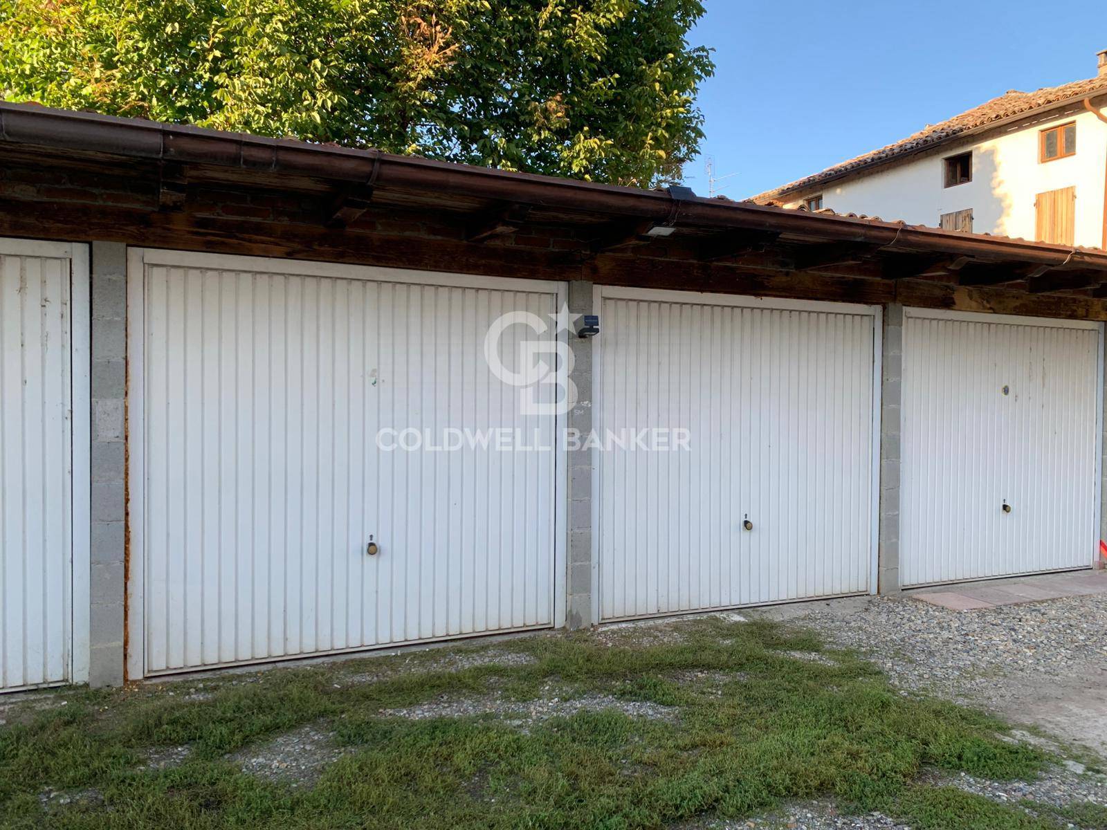 Box o garage in vendita a Mezzanino