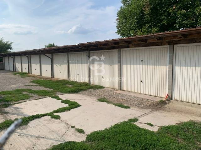 Box o garage in vendita a Mezzanino
