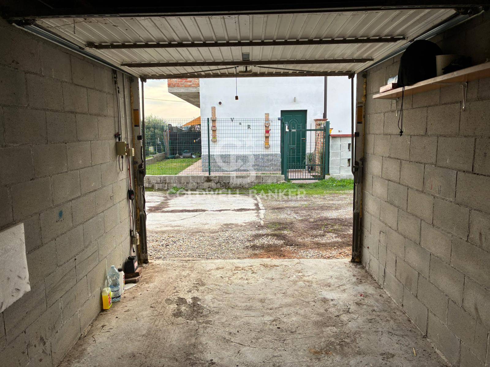 Box o garage in vendita a Mezzanino