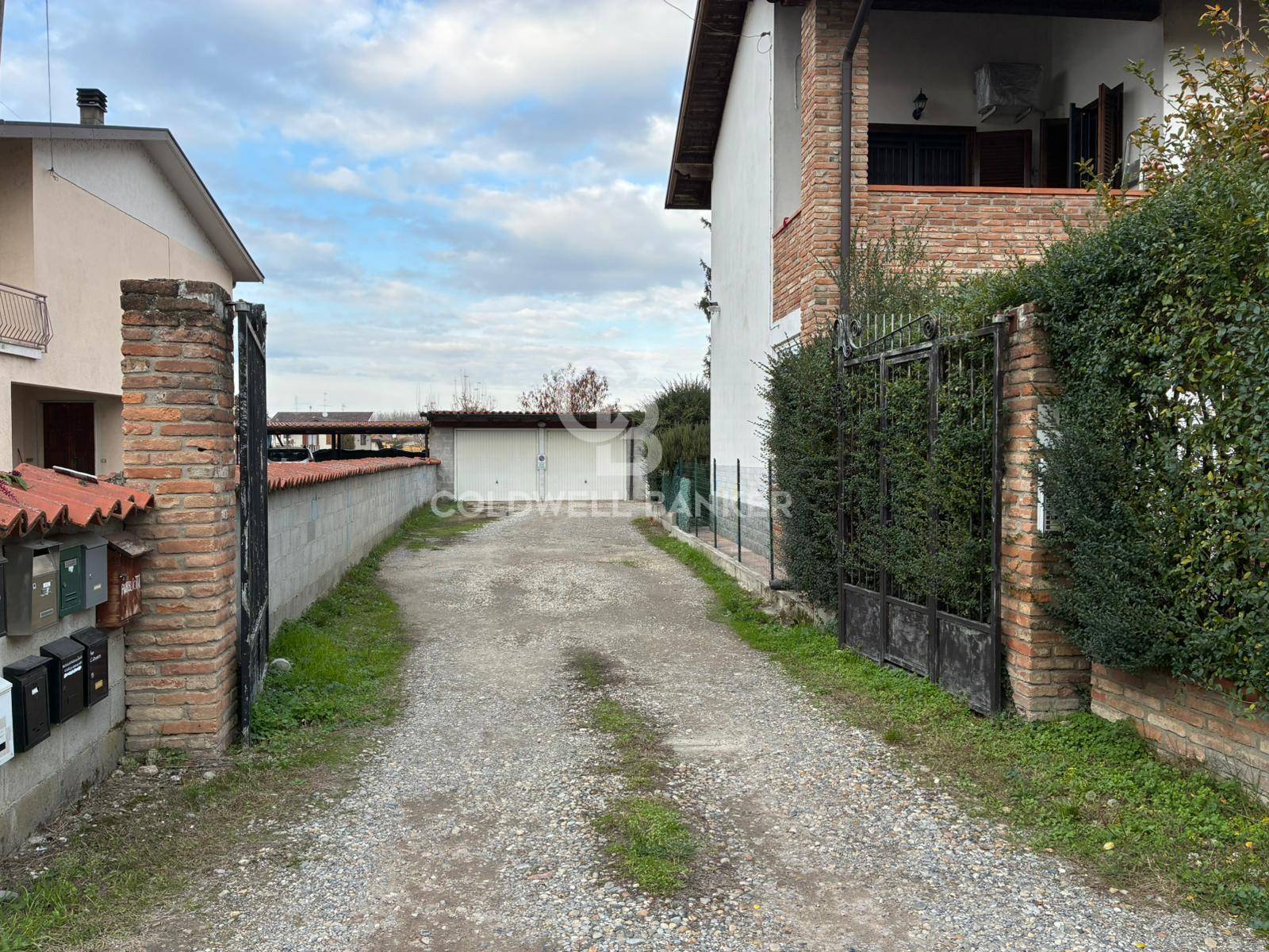 Box o garage in vendita a Mezzanino