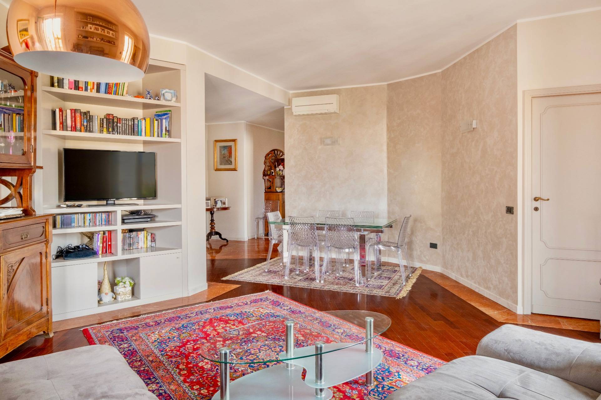 4 o pi locali in vendita a Milano, Washington