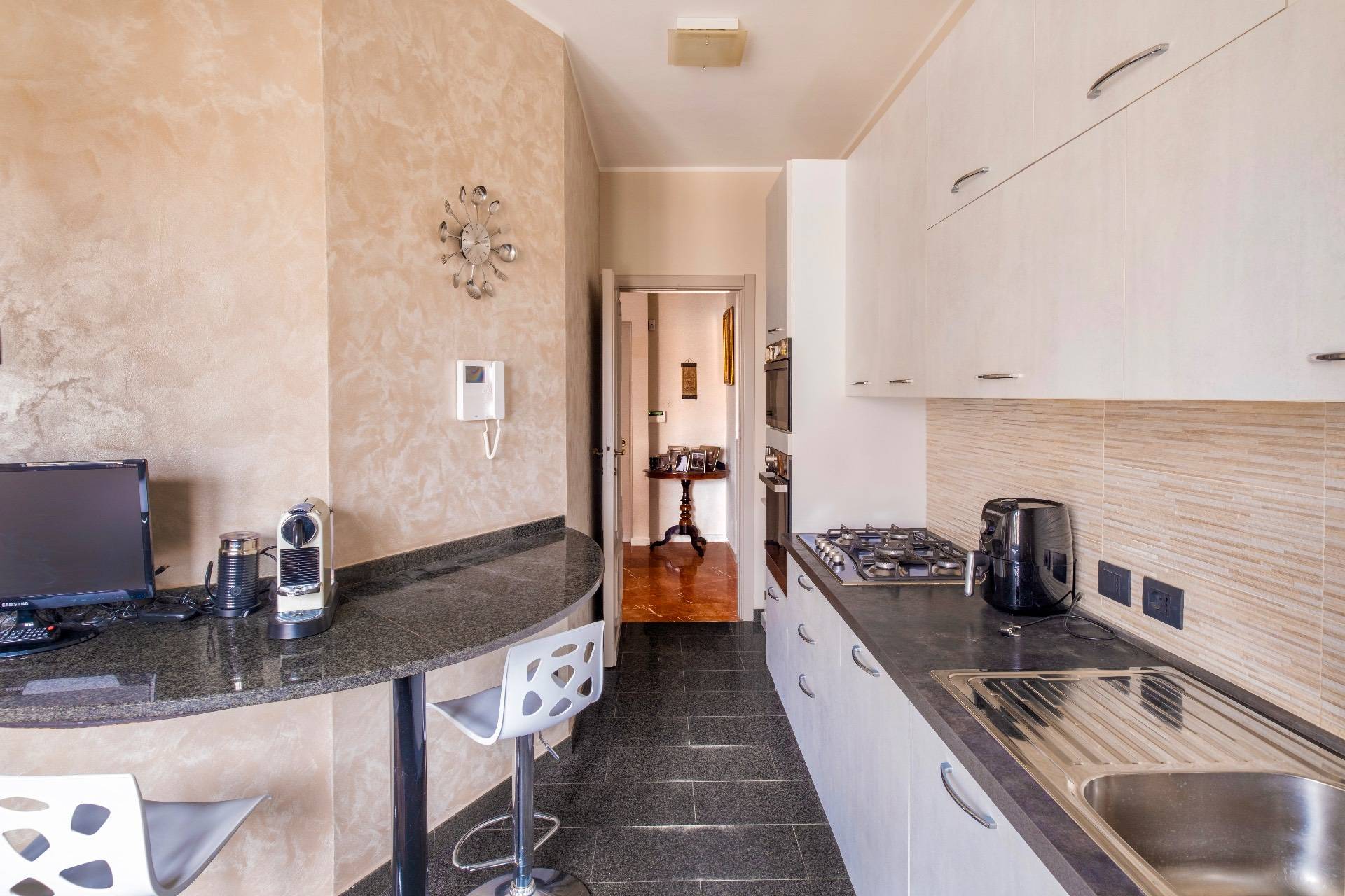 4 o pi locali in vendita a Milano, Washington