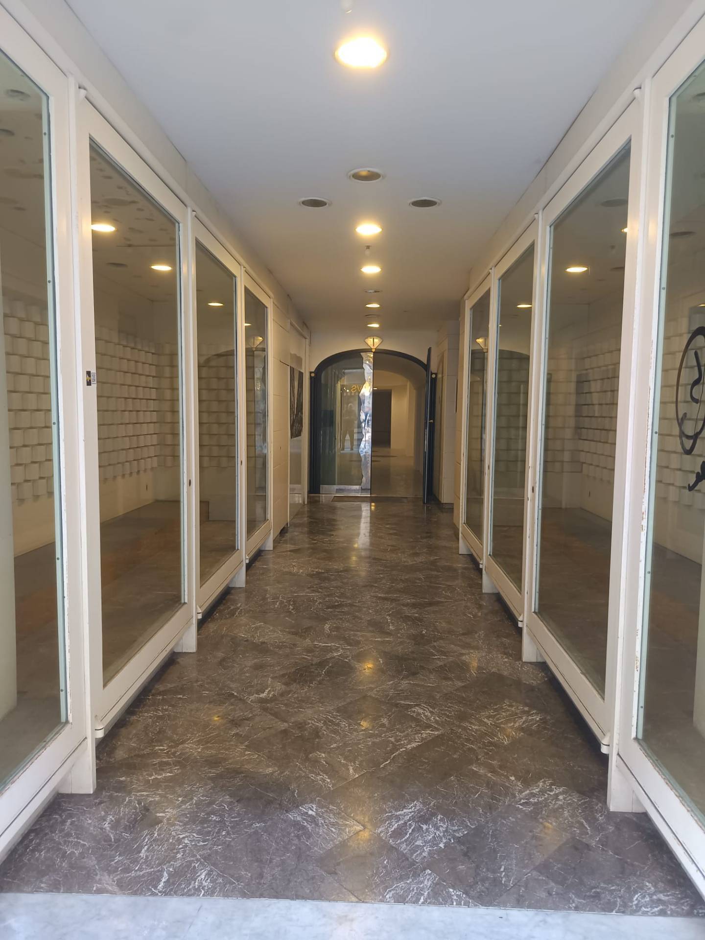 Locale commerciale in vendita a Taranto, Borgo