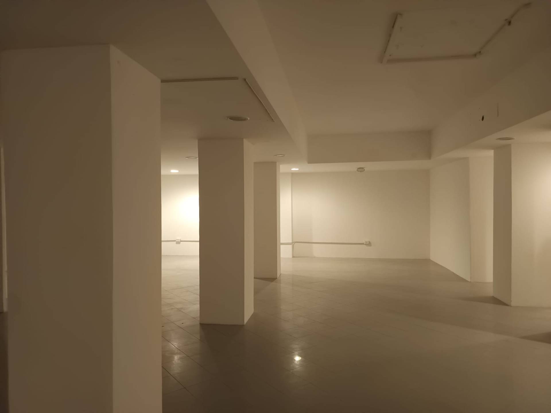 Locale commerciale in vendita a Taranto, Borgo