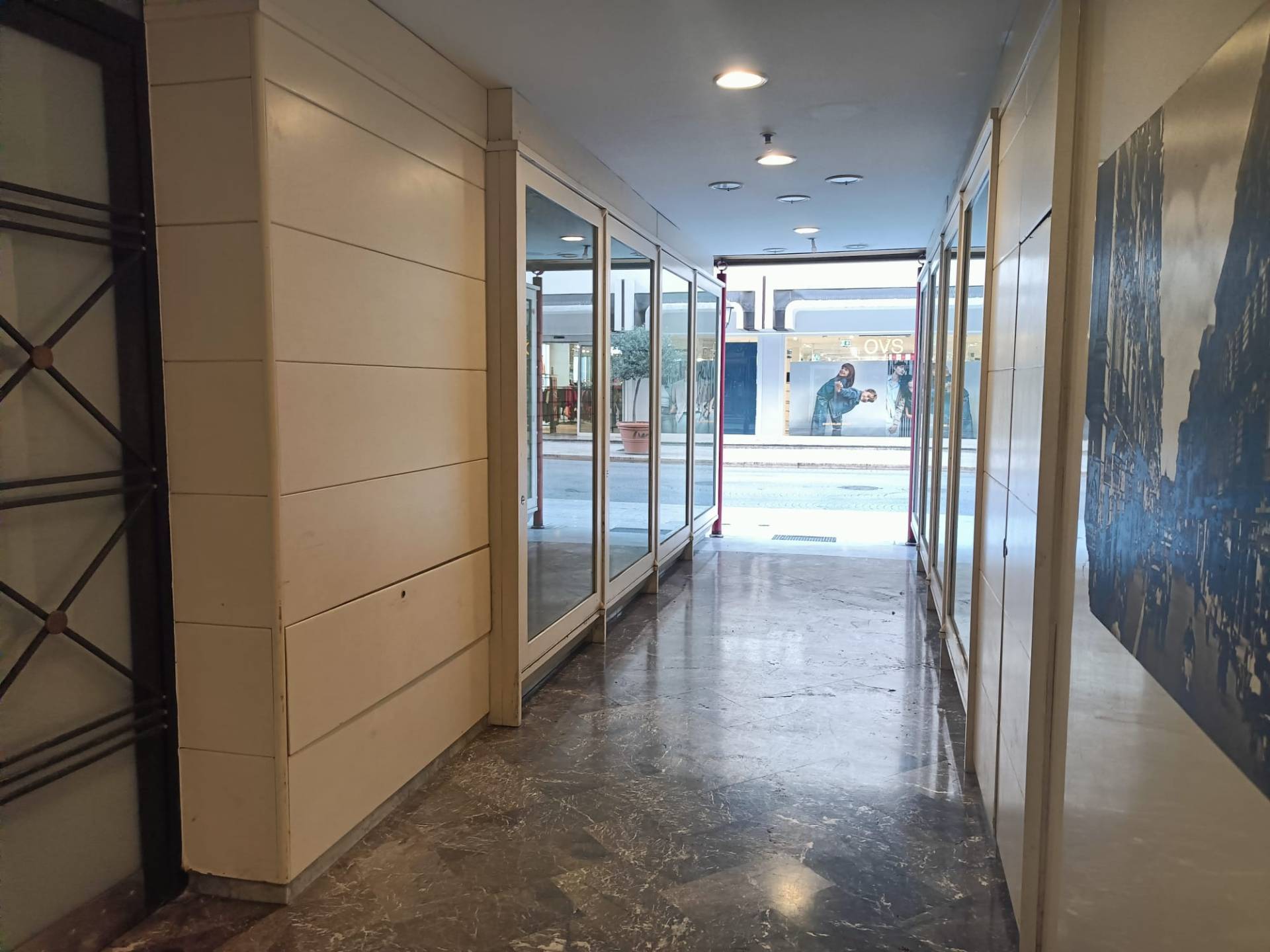 Locale commerciale in vendita a Taranto, Borgo