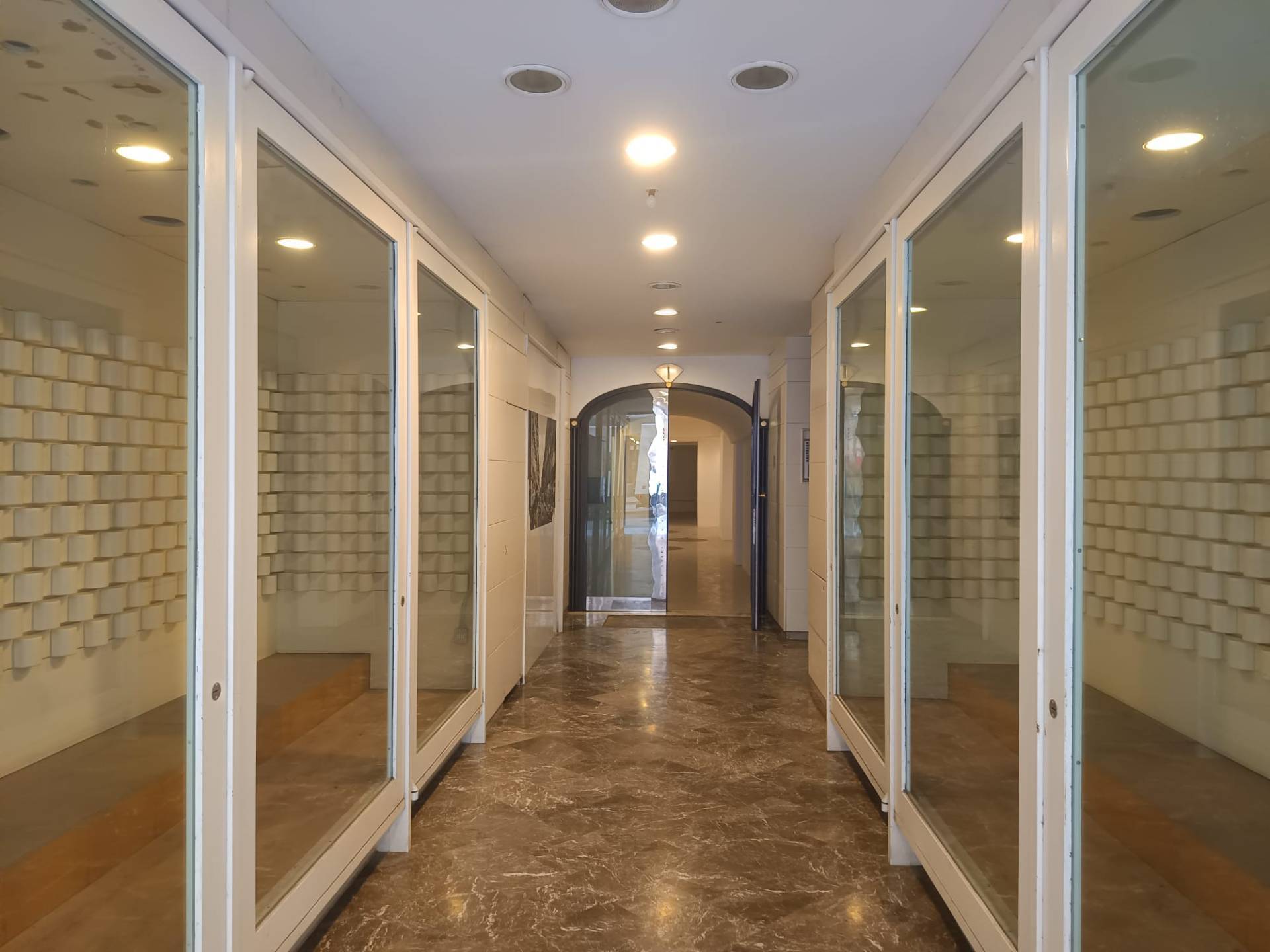 Locale commerciale in vendita a Taranto, Borgo