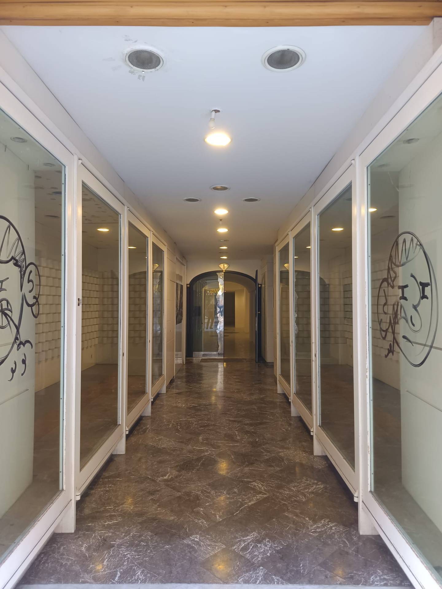 Locale commerciale in vendita a Taranto, Borgo