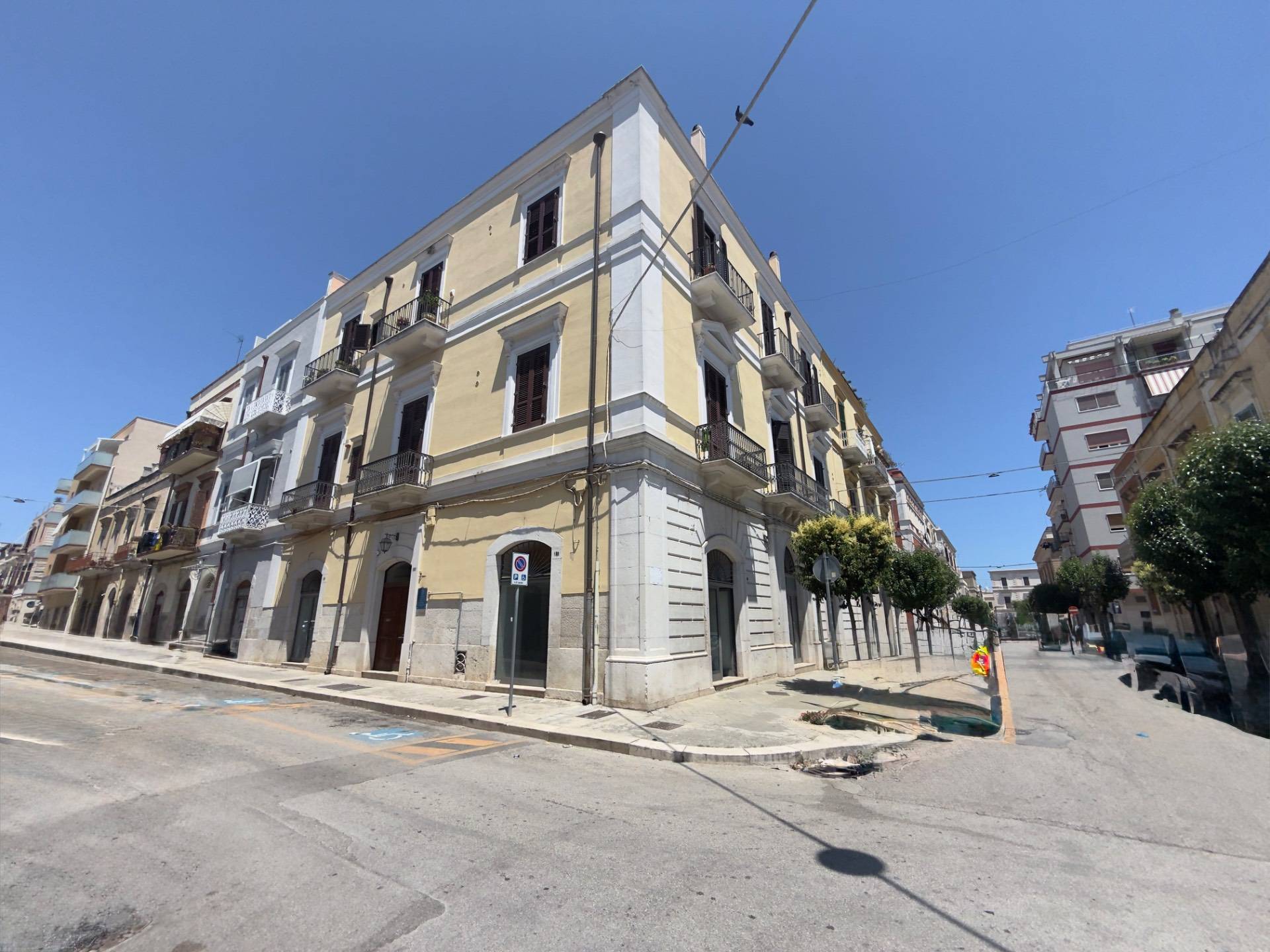 Locale commerciale in vendita a Trani