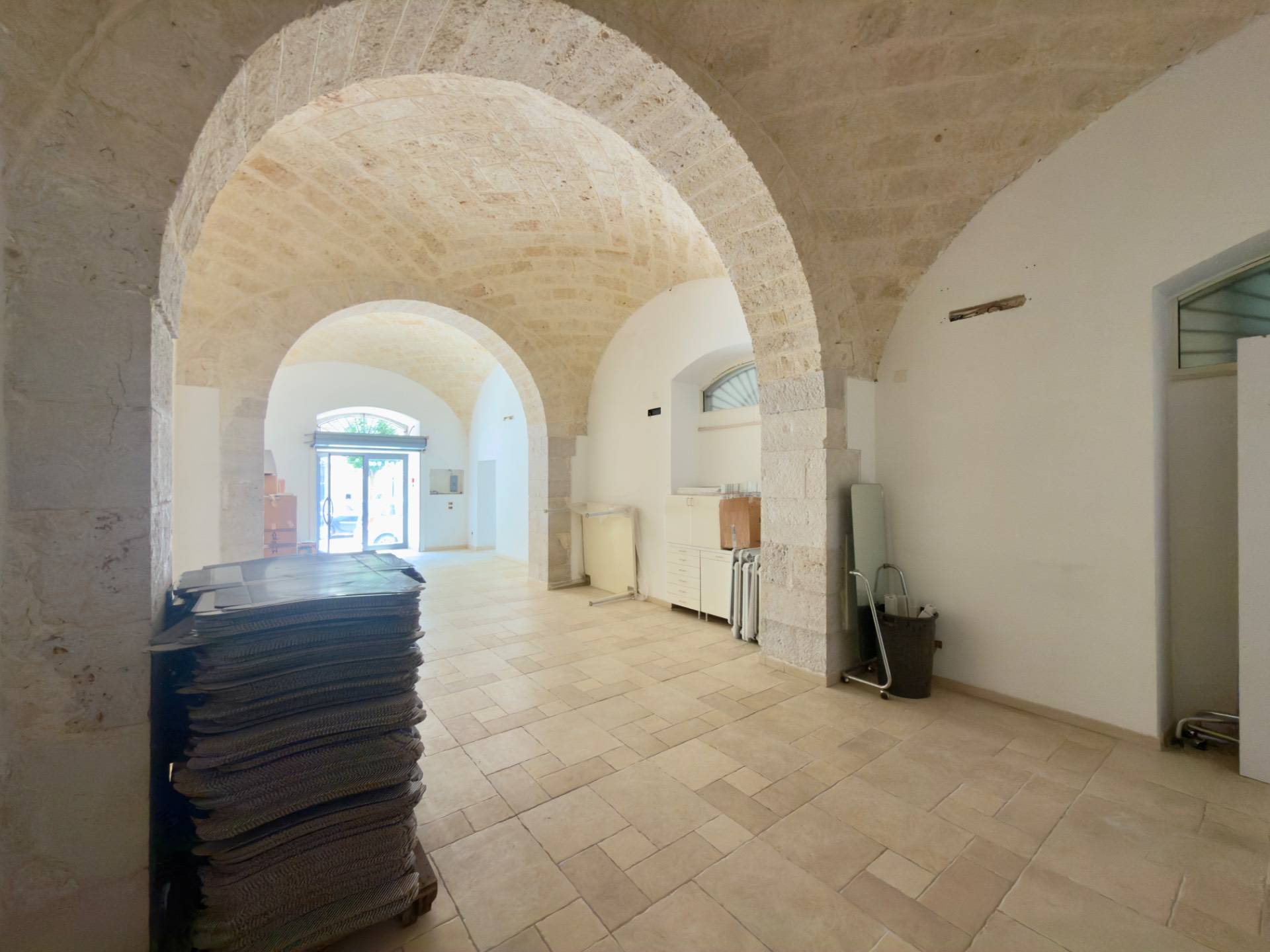 Locale commerciale in vendita a Trani