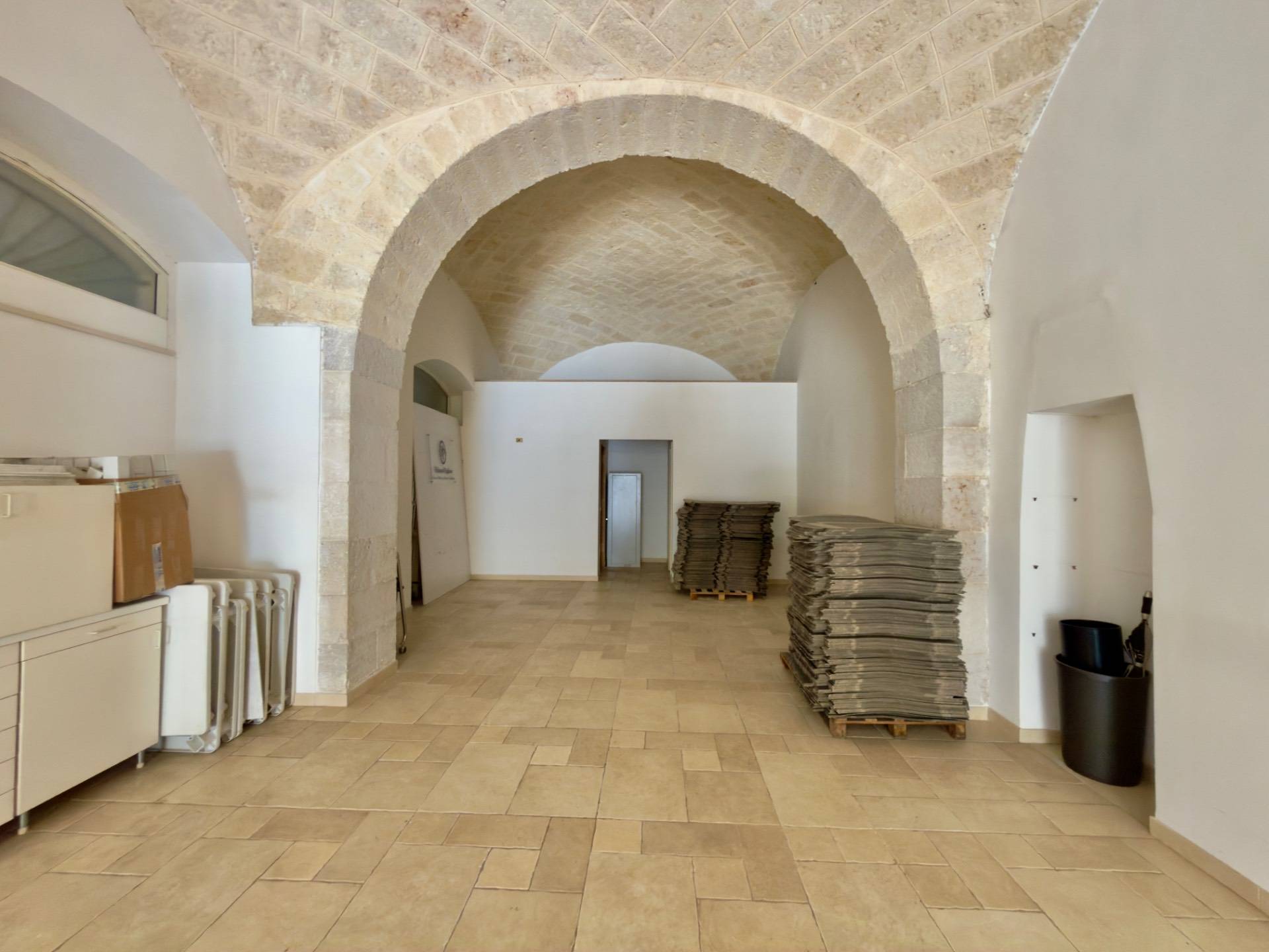 Locale commerciale in vendita a Trani
