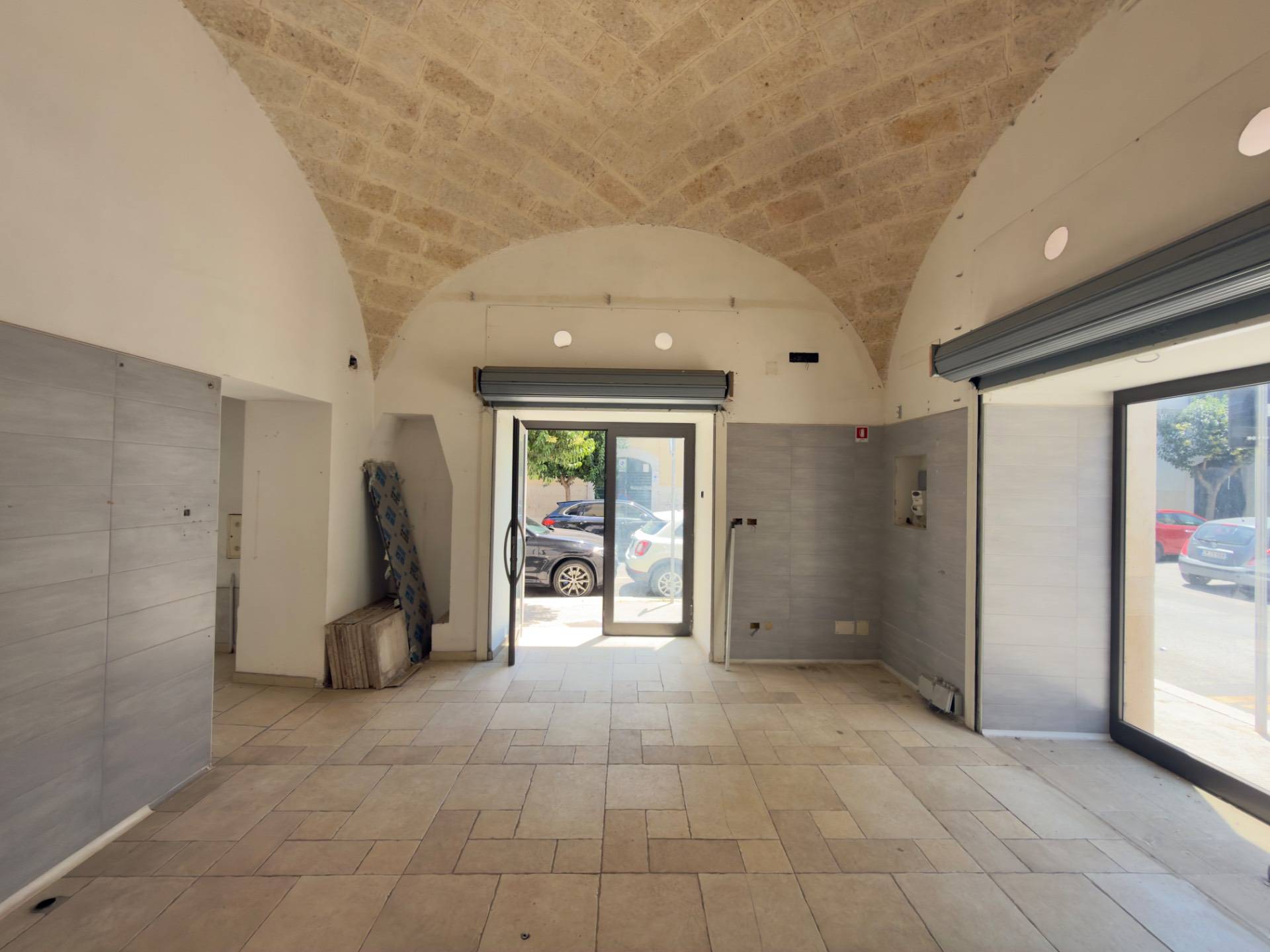 Locale commerciale in vendita a Trani