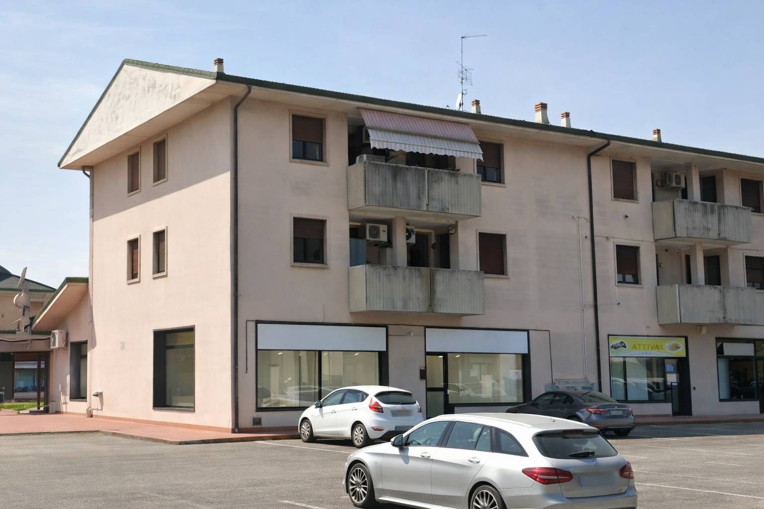 Locale commerciale in affitto a San Giovanni Lupatoto, Pozzo