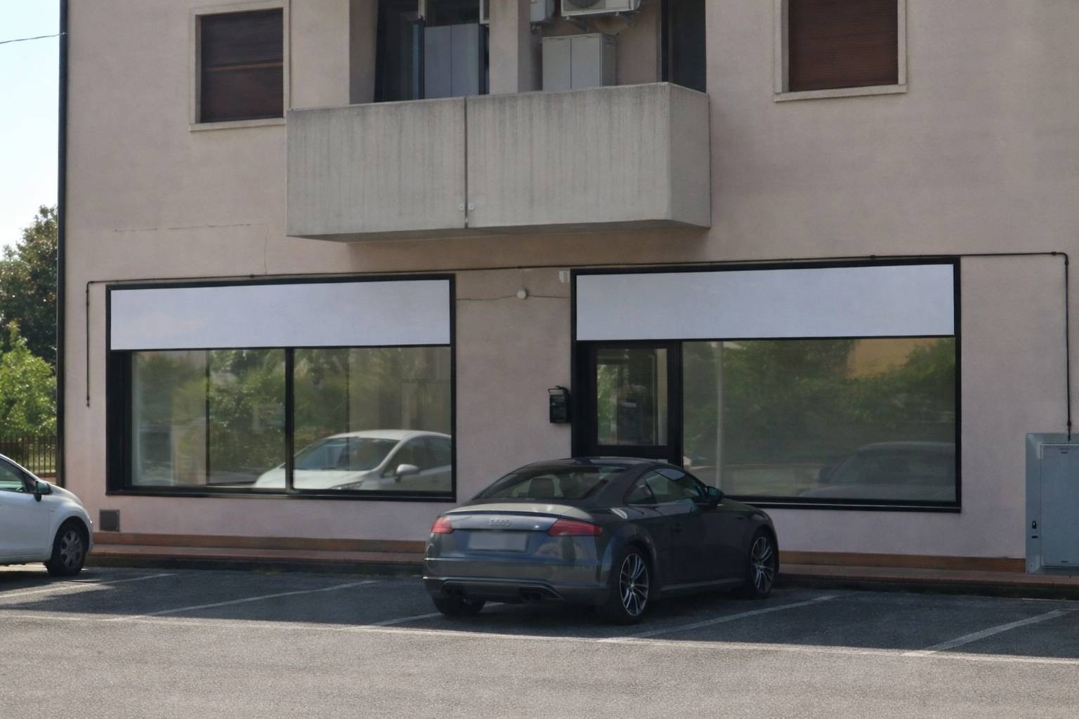 Locale commerciale in affitto a San Giovanni Lupatoto, Pozzo