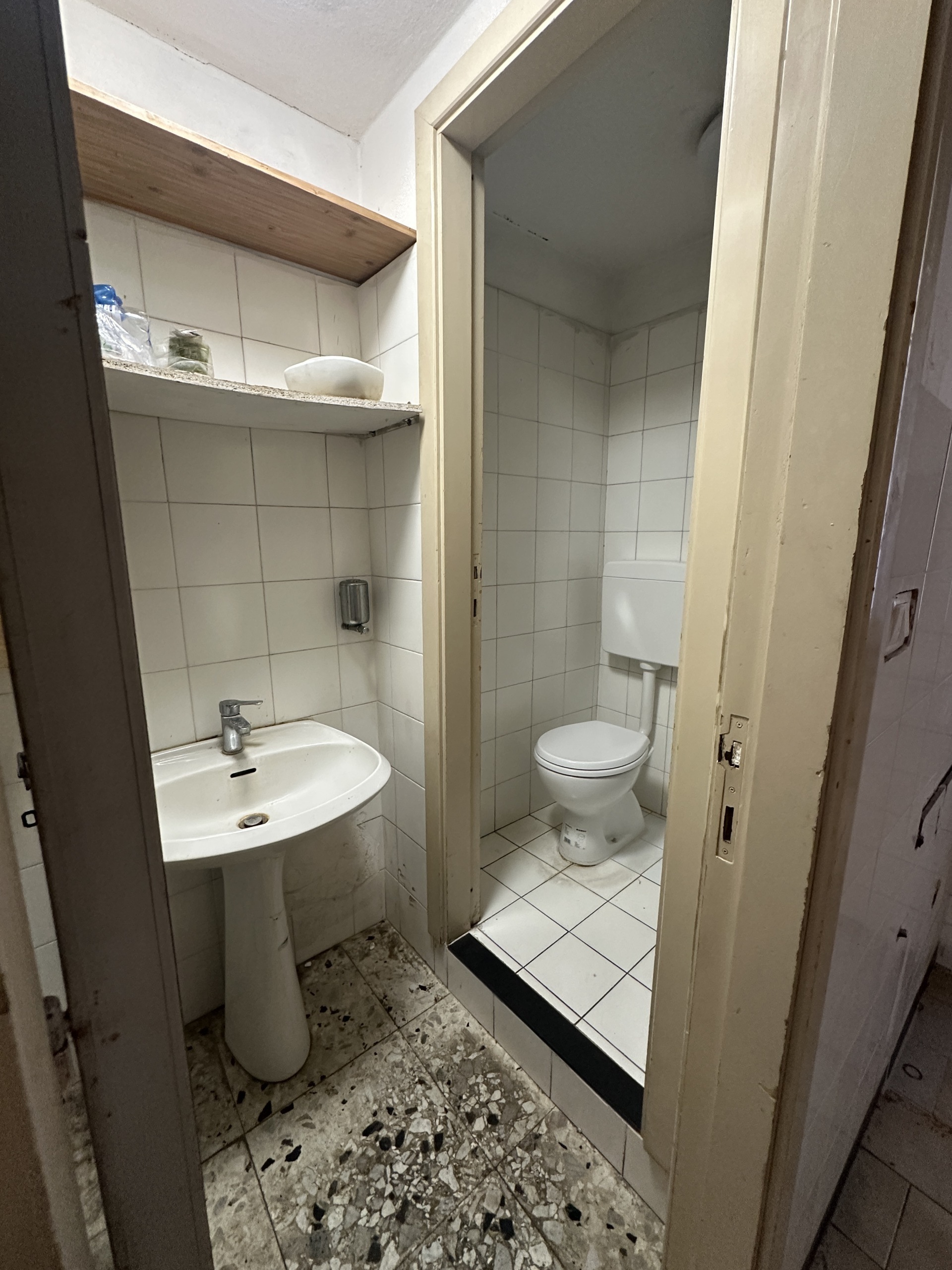 Locale commerciale da ristrutturare in corso giuseppe garibaldi 12, Chiavari