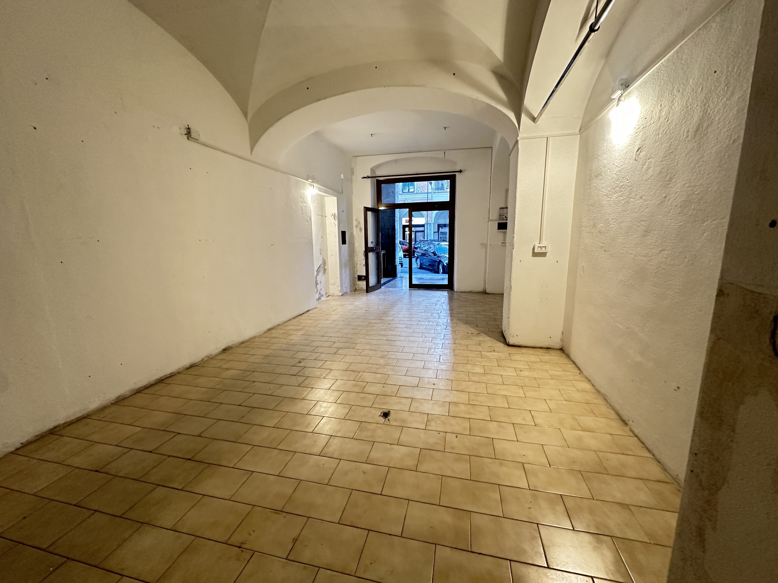 Locale commerciale da ristrutturare in corso giuseppe garibaldi 12, Chiavari