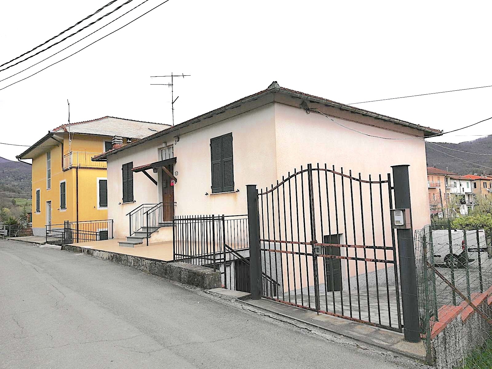 Casa indipendente con box doppio, Varese Ligure san pietro vara