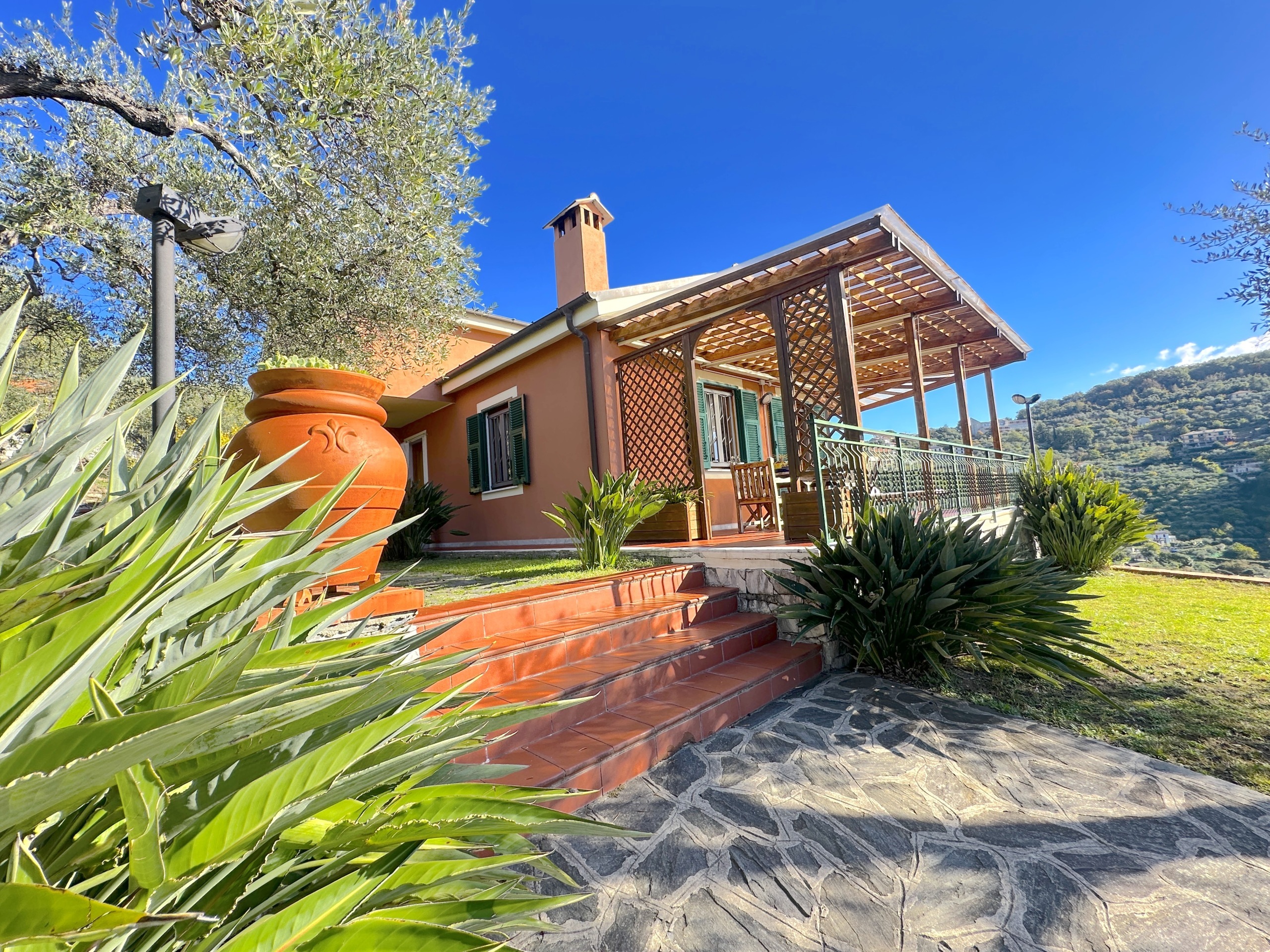 Villa con giardino in via costasecca, Leivi