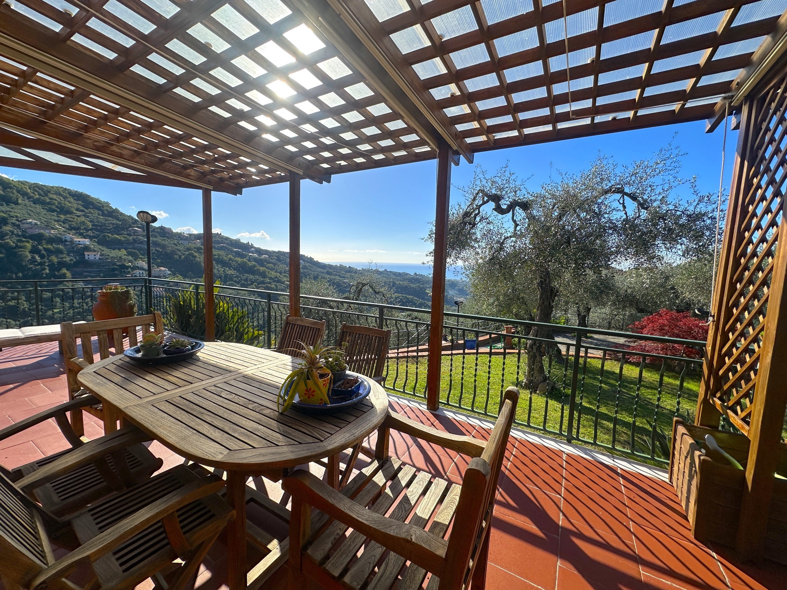 Villa con giardino in via costasecca, Leivi