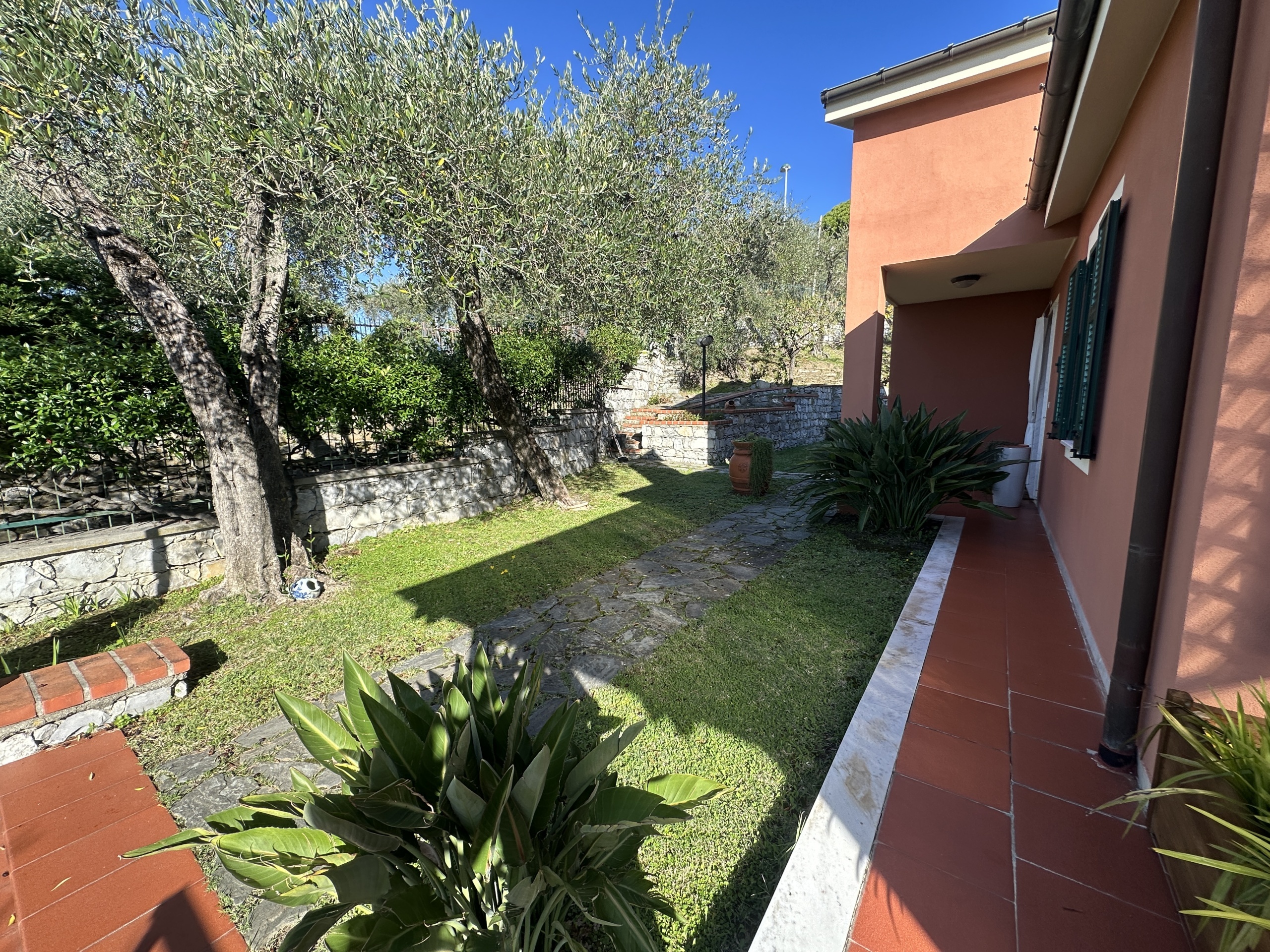 Villa con giardino in via costasecca, Leivi