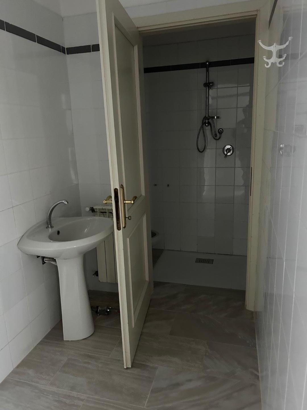 Negozio in vendita, Viareggio centro mare