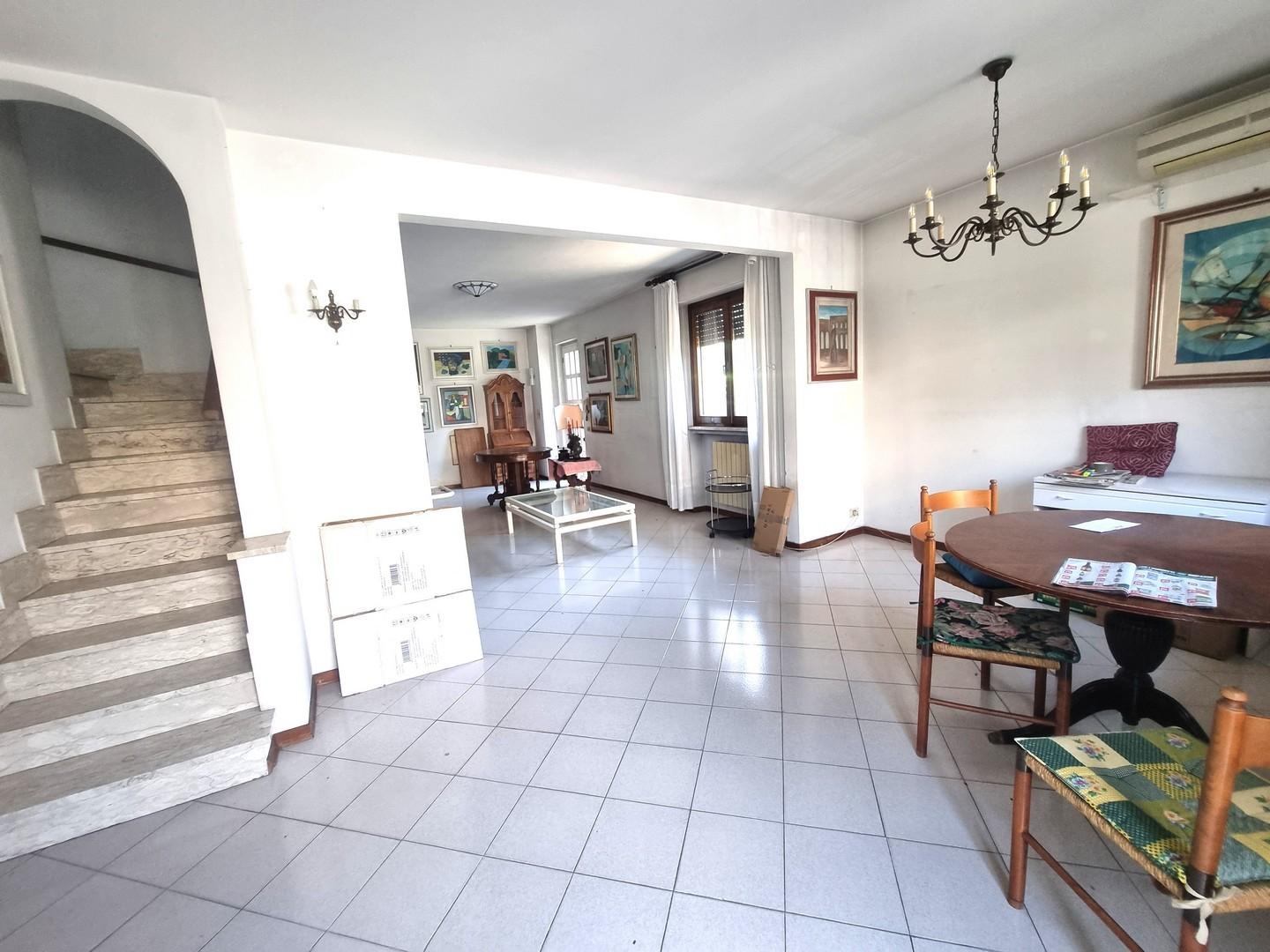 Villa Bifamiliare con giardino, Viareggio migliarina