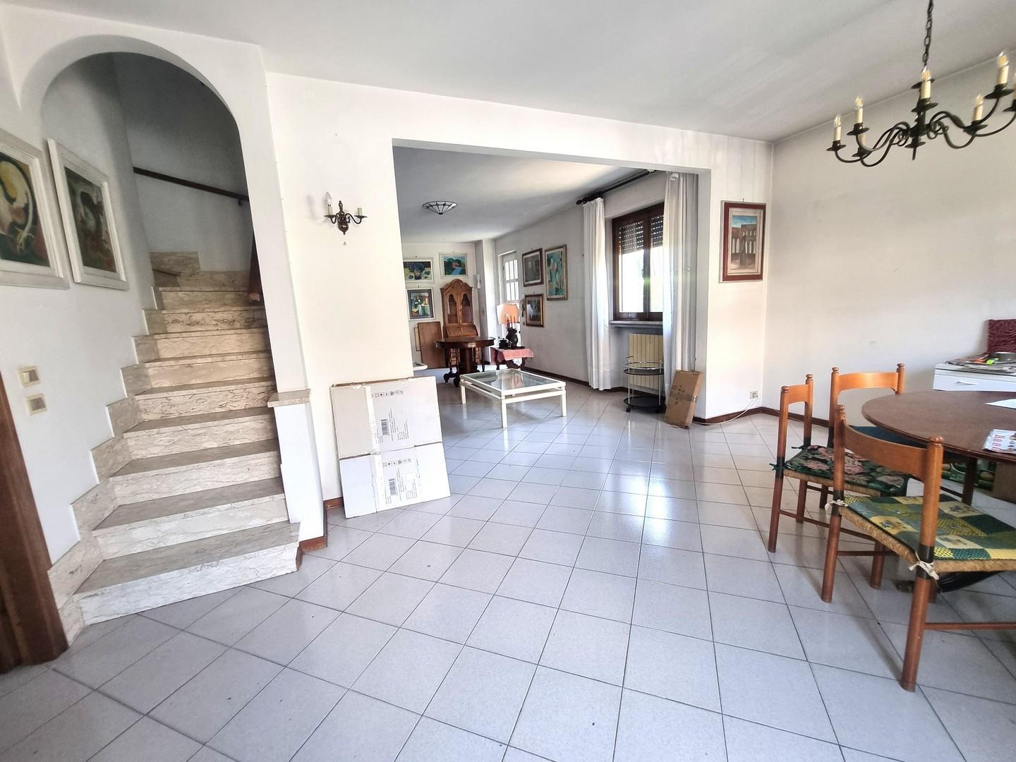 Villa Bifamiliare con giardino, Viareggio migliarina
