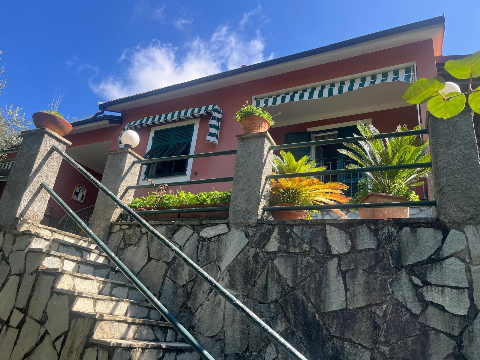 Villa con giardino in via salvatore gatti 19, Castiglione Chiavarese