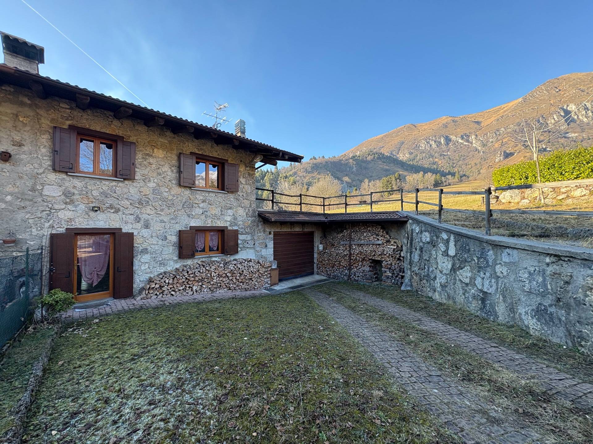 Villa bifamiliare in vendita a Castione della Presolana