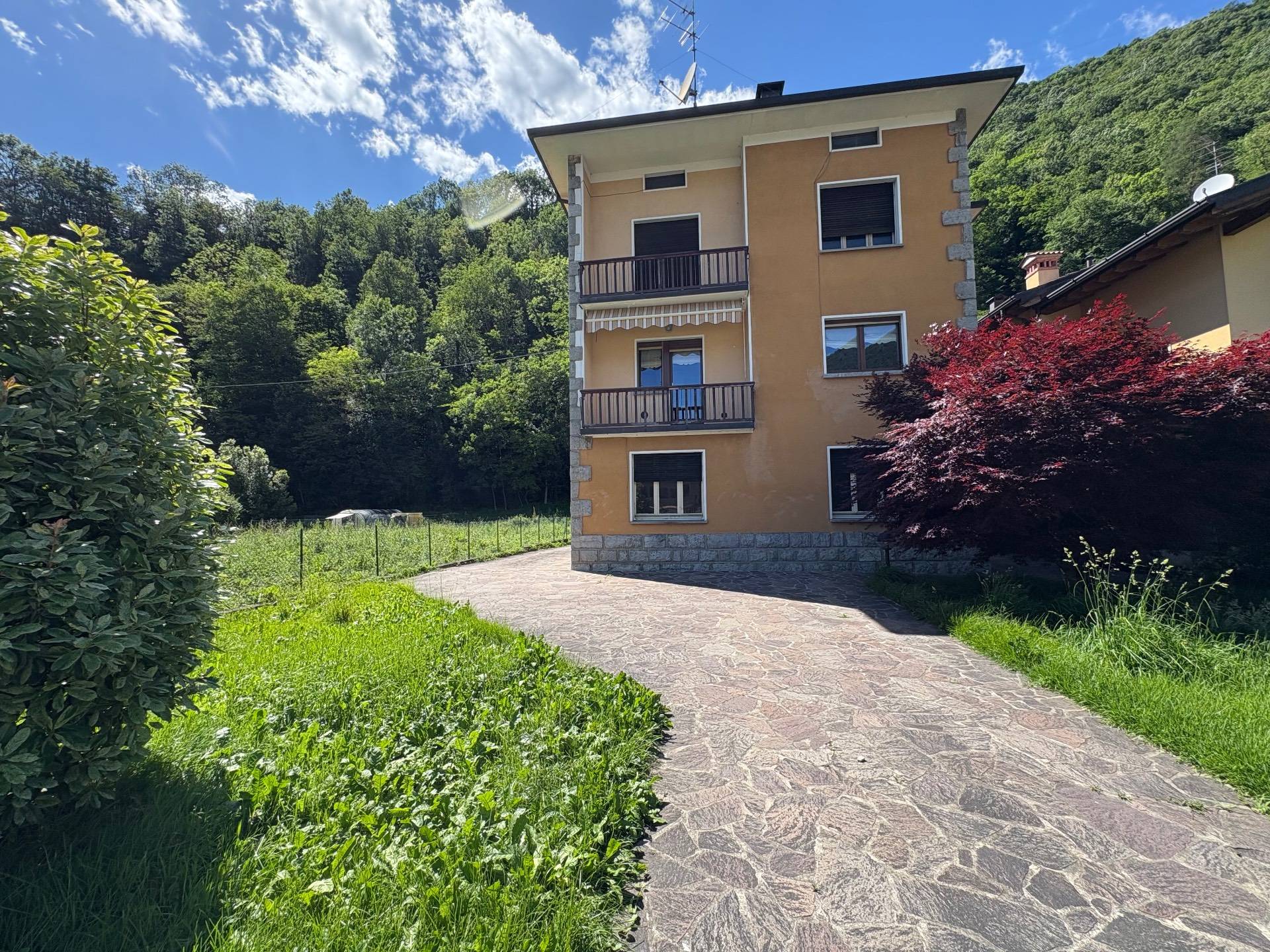 Casa indipendente in vendita a Villa d'Ogna