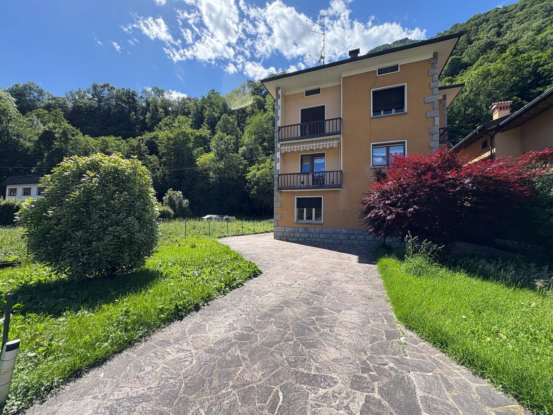 Casa indipendente in vendita a Villa d'Ogna
