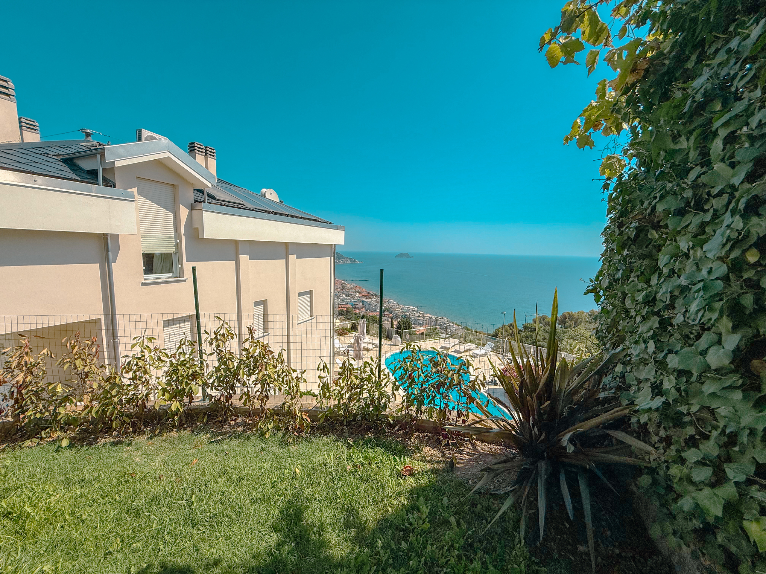Villa con giardino in strada panoramica san bernardo 116-118, Alassio